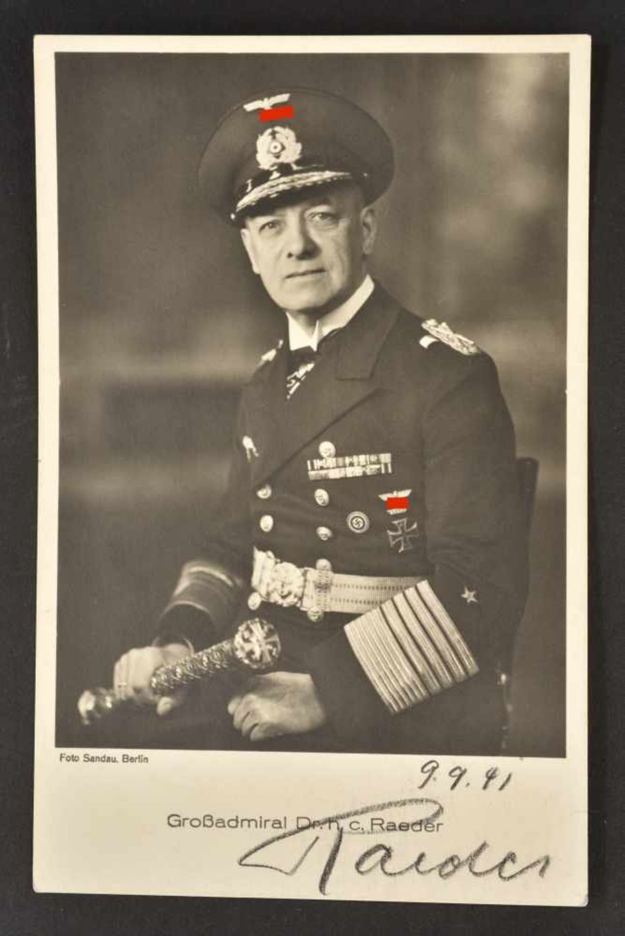 Carte postale signée du Grossadmiral Raeder En noir et blanc. Signature manuscrite de Raeder en