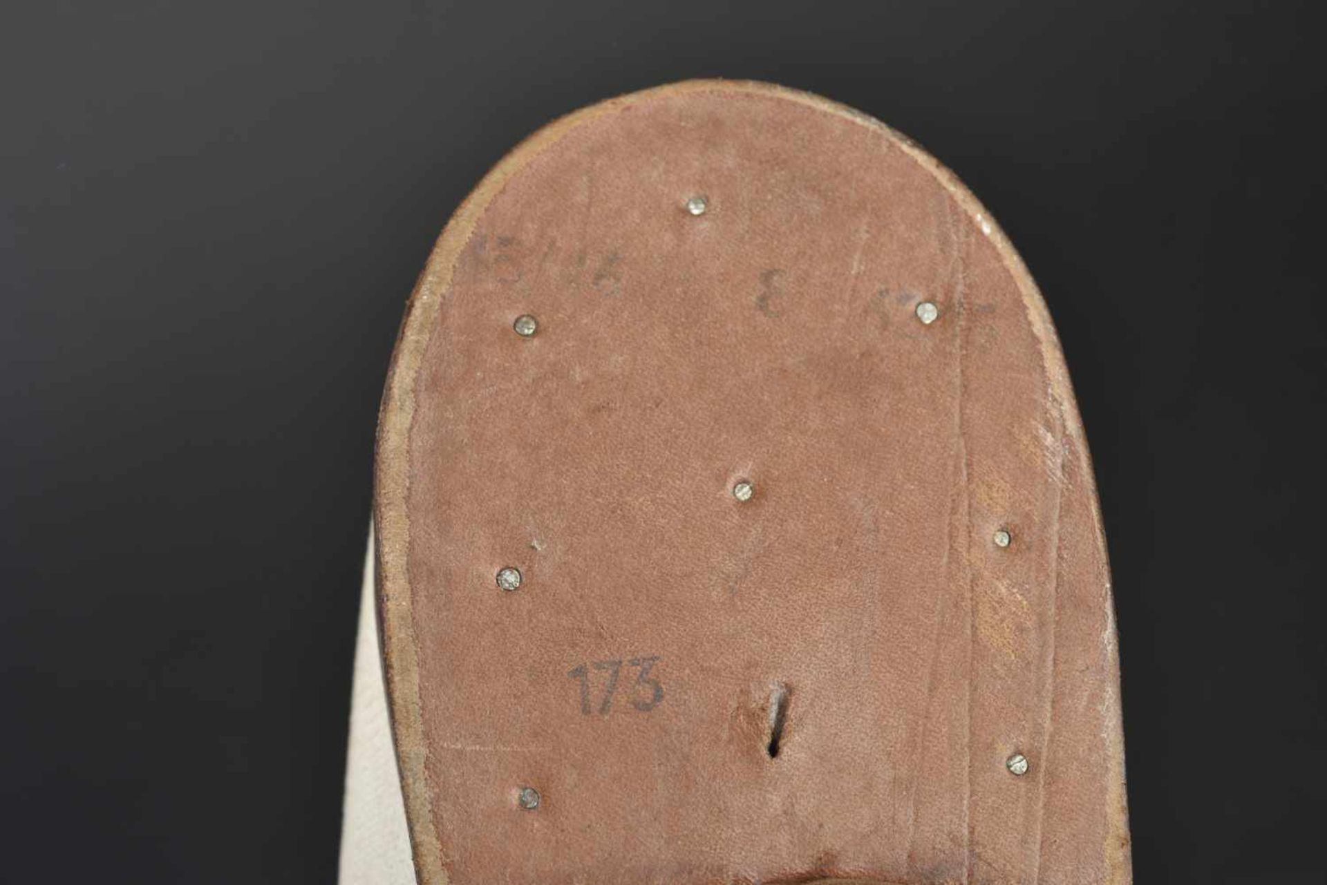 Chaussures basses d'officier de la Kriegsmarine En tissu blanc. Bouts rapportés. Semelles en cuir - Bild 4 aus 4