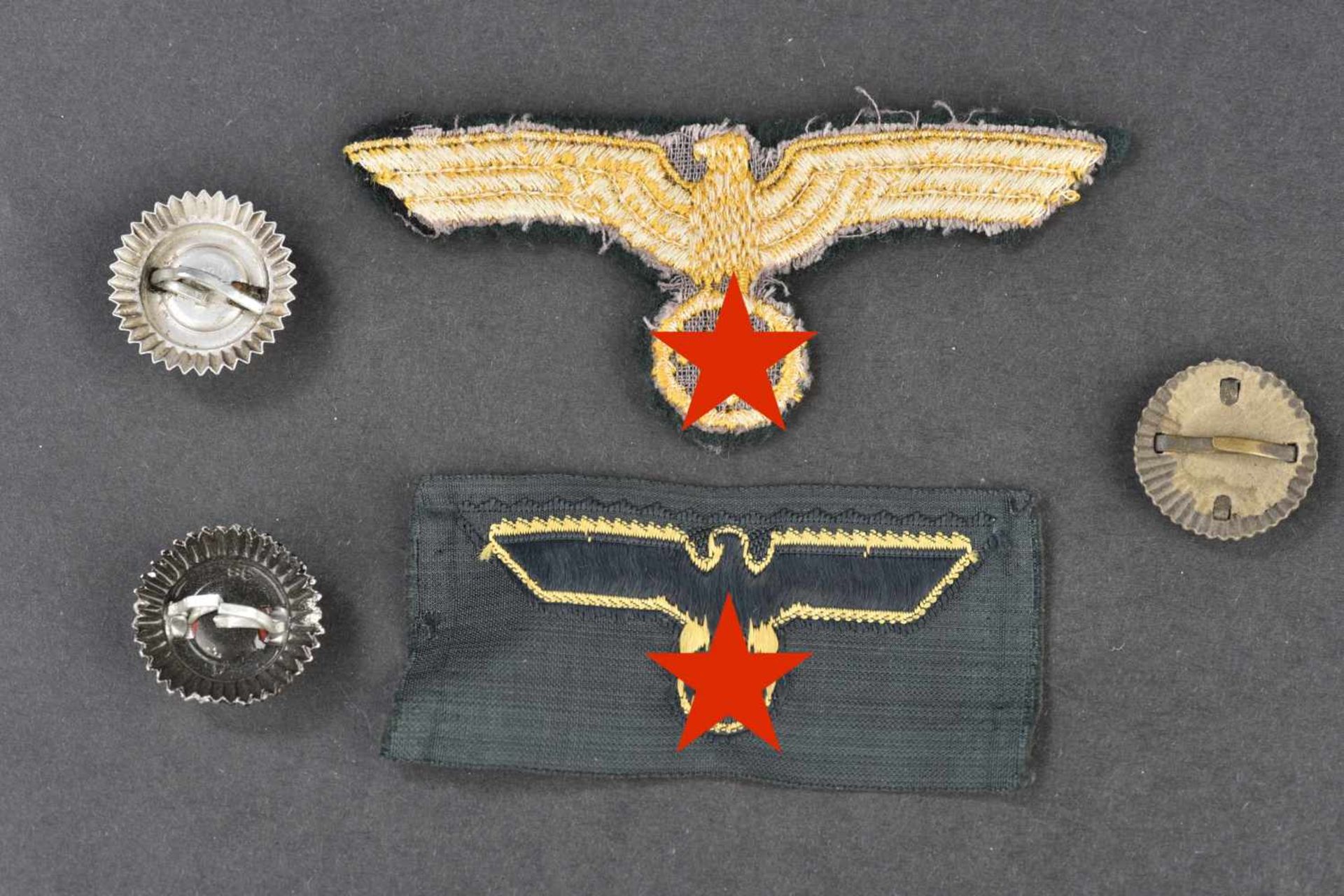 Ensemble d'accessoires d'uniforme de l'artillerie côtière Comprenant un aigle de poitrine brodé - Bild 2 aus 2