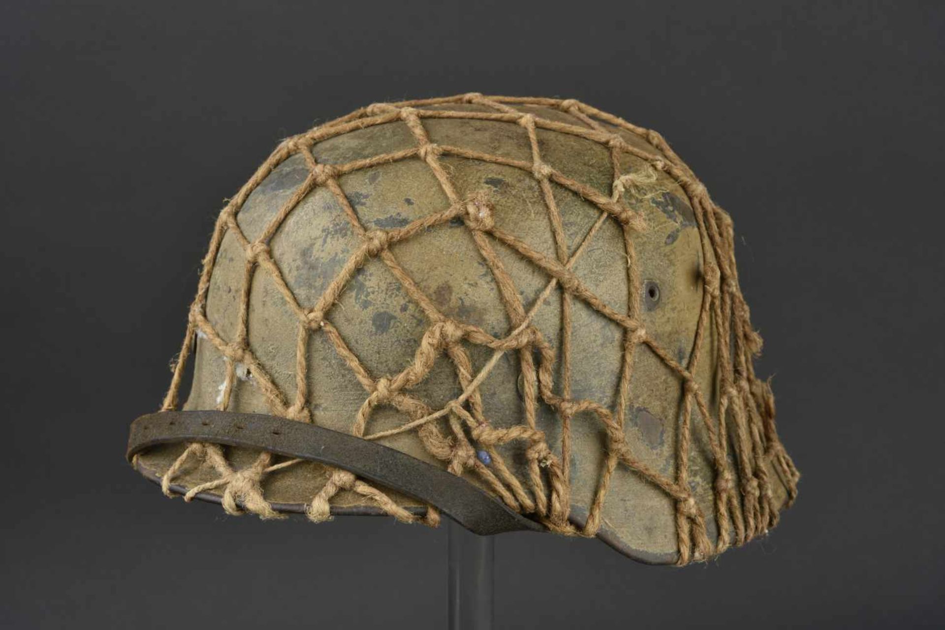 Casque nominatif camouflé et filet de camouflage Modèle 35, fabrication ET 68, numéro de lot