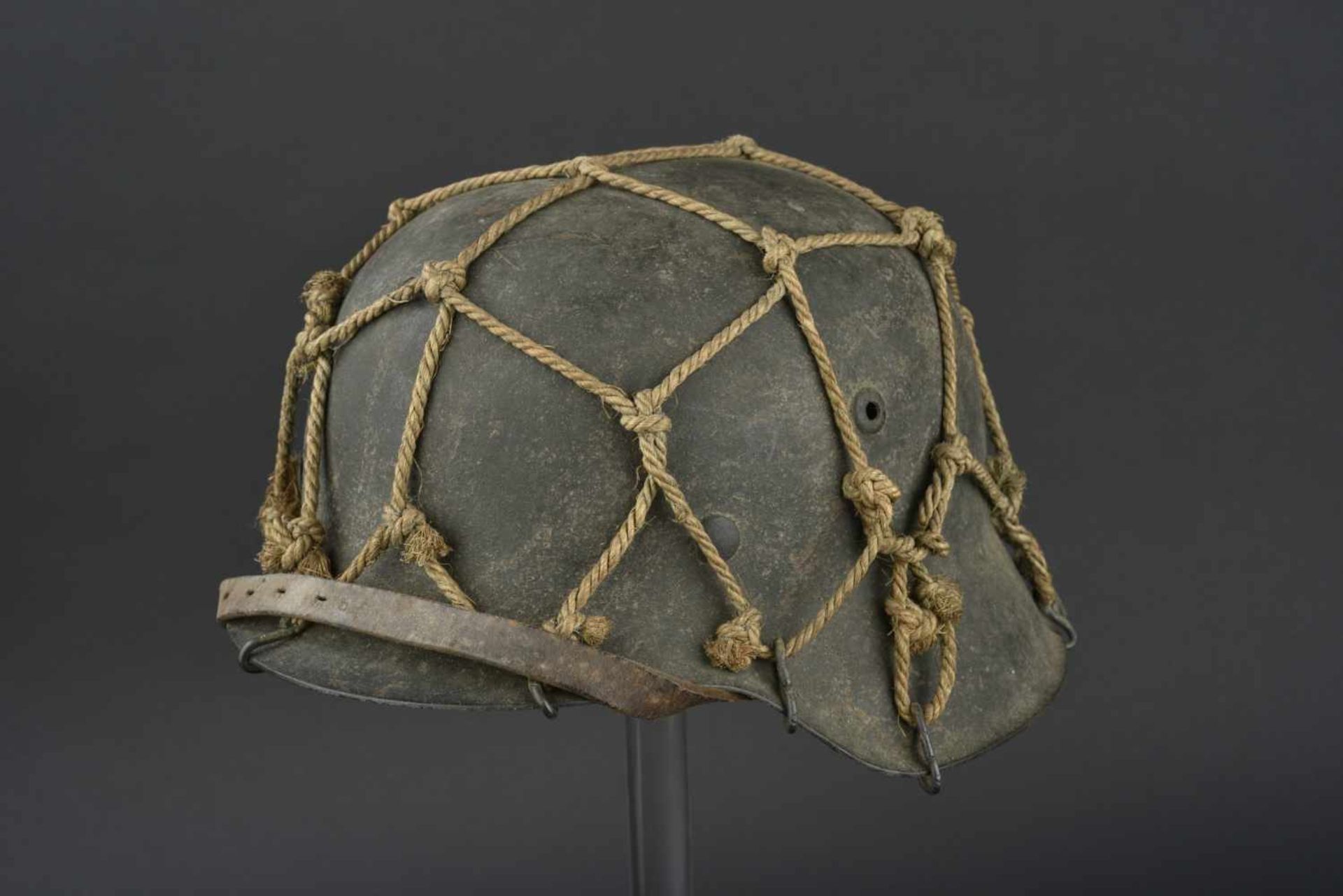 Casque de la Heer avec filet de camouflage Modèle 42, fabrication HKP 66, numéro de lot 3568.