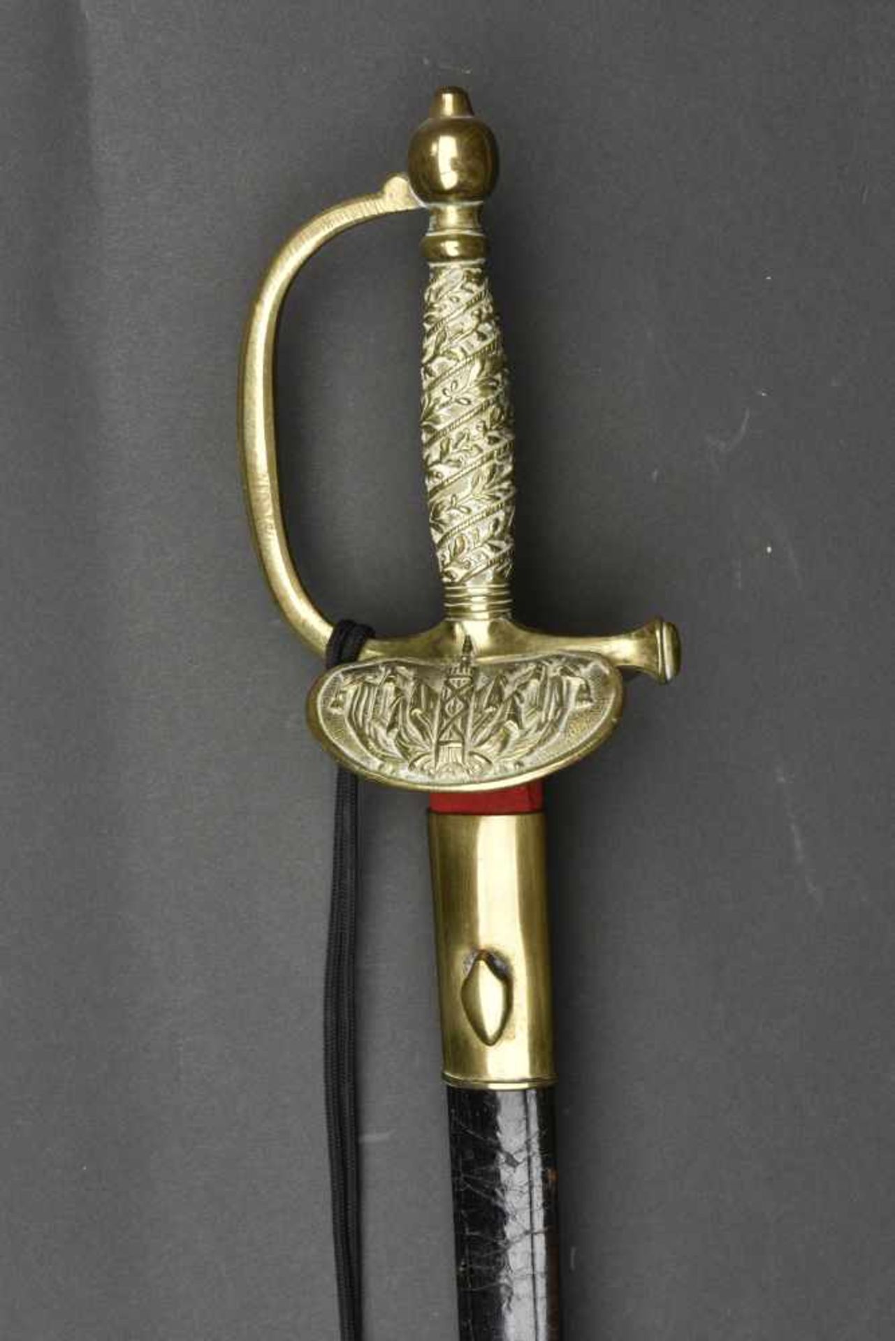 Epée de sergent de ville époque IIIème République Lame à double gorges, fourreau en cuir présent, un - Bild 2 aus 4