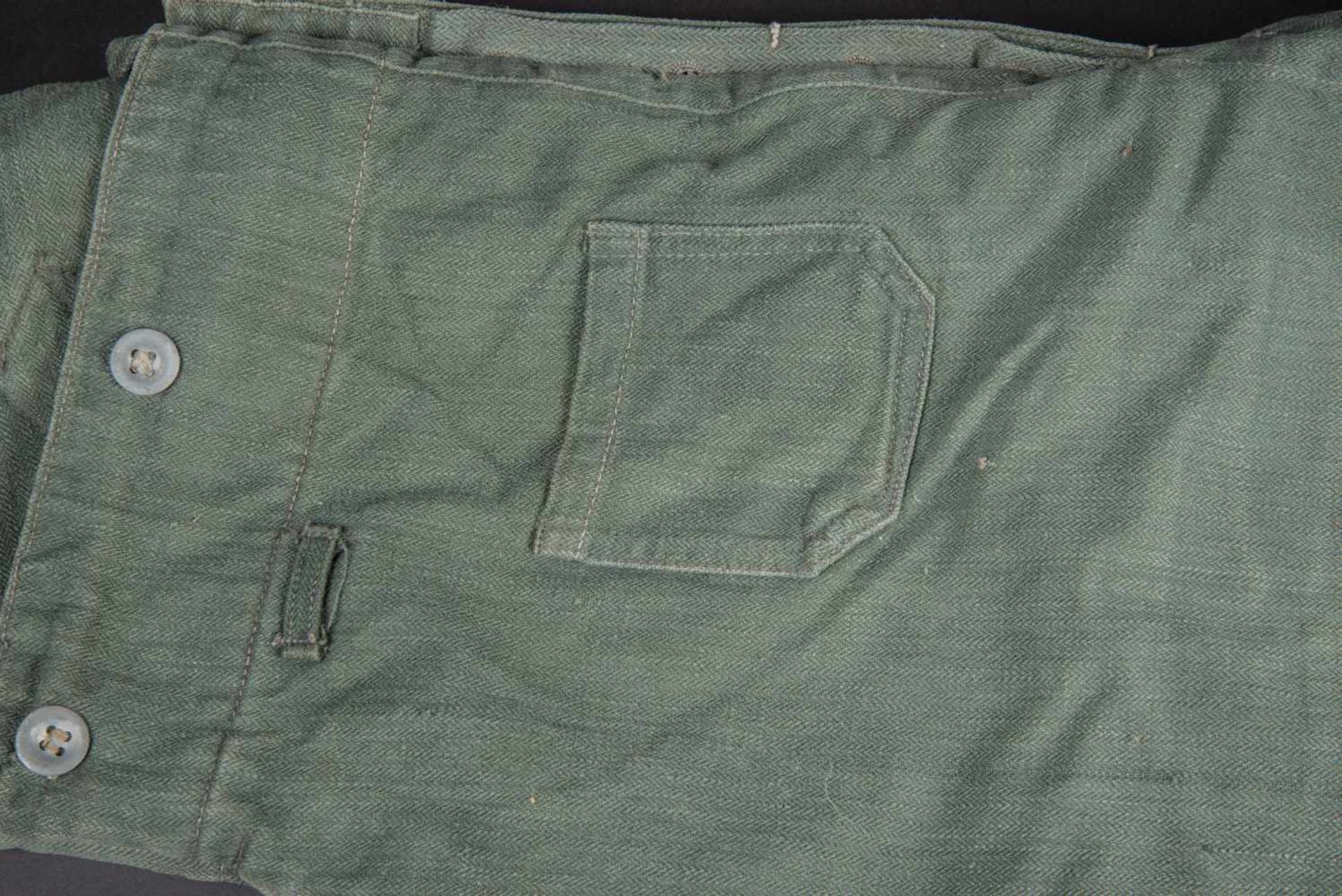 Pantalon de treillis allemand En tissu treillis, la majorité des boutons sont présents. Reste de - Bild 2 aus 4