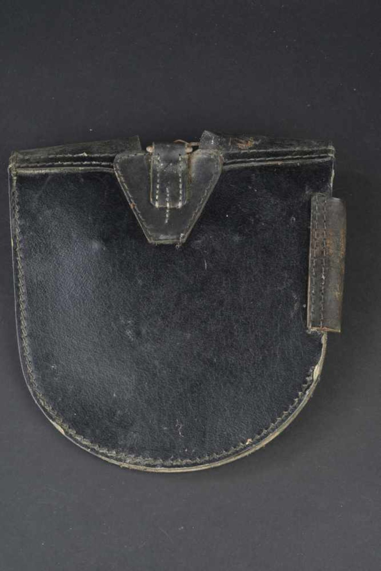 Porte pelle de pionnier En cuir noir, visiblement complet. Mousqueton présent mais partiellement - Bild 2 aus 2