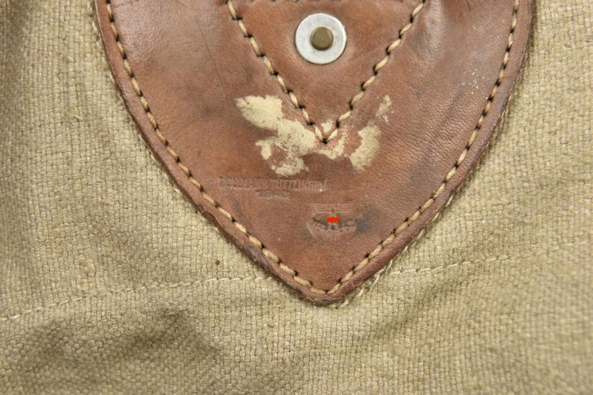Ensemble d'équipement allemand Comprenant un sac à dos en toile ersatz et cuir fauve, daté 1943 et - Bild 2 aus 2
