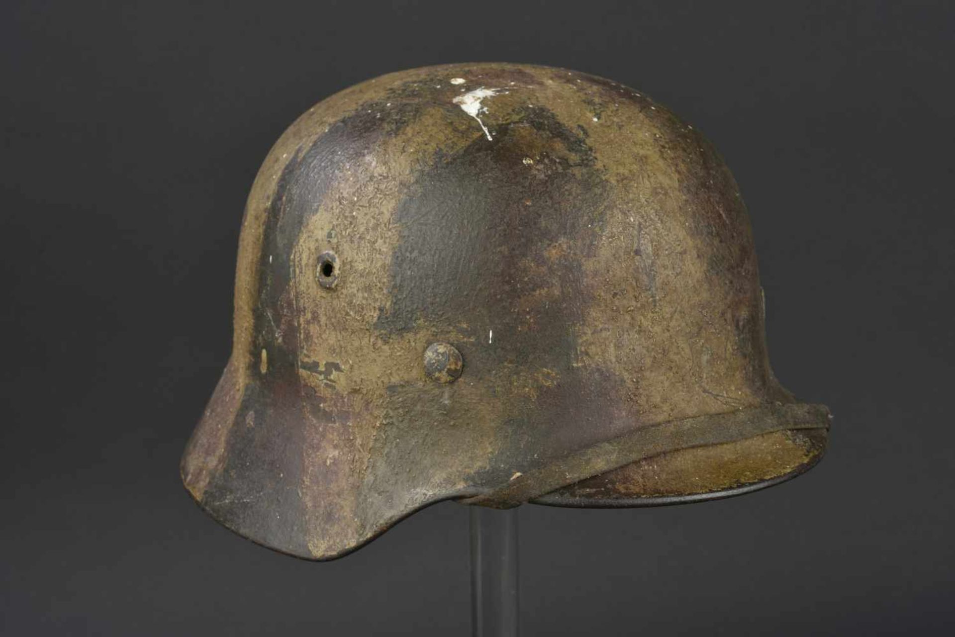 Casque camouflé de la Heer Modèle 40, fabrication NS 62, numéro D106. Intérieur probablement remonté