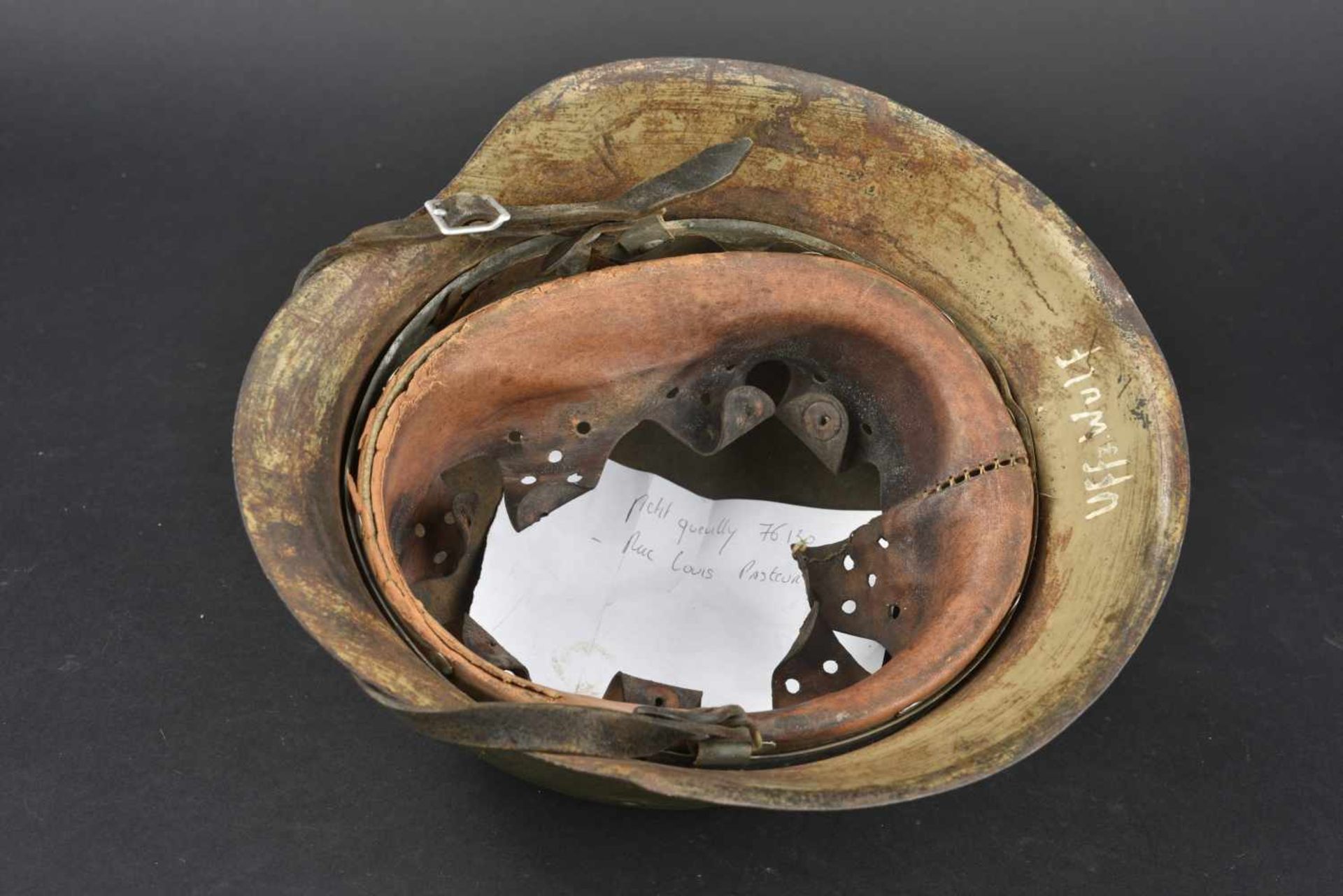 Casque camouflé nominatif de la Heer Modèle 42, fabricant et numéro illisible. Peinture sable d' - Bild 2 aus 4