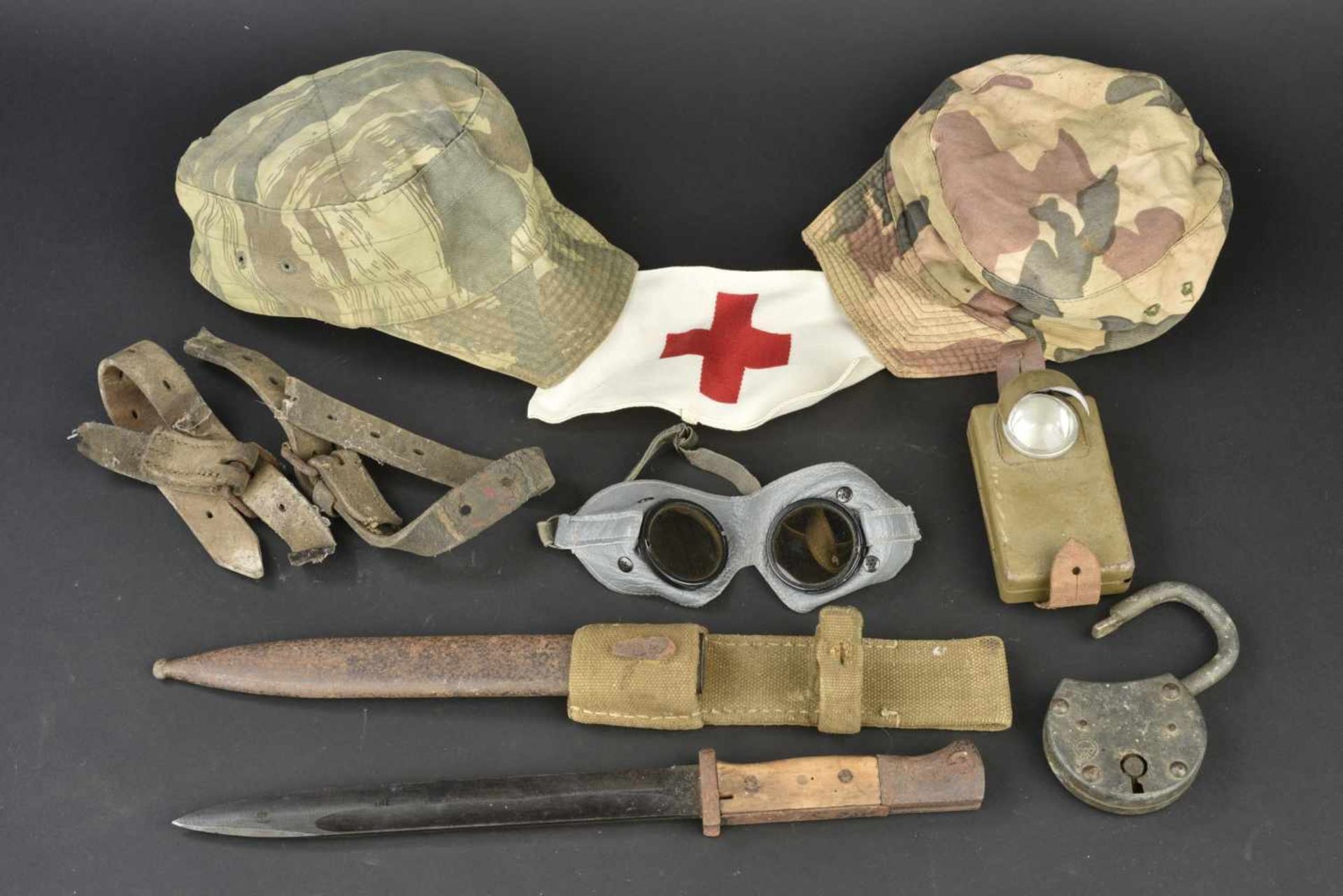 Ensemble d'équipements militaires divers Comprenant un morceau de sangle en cuir. Un cadenas en