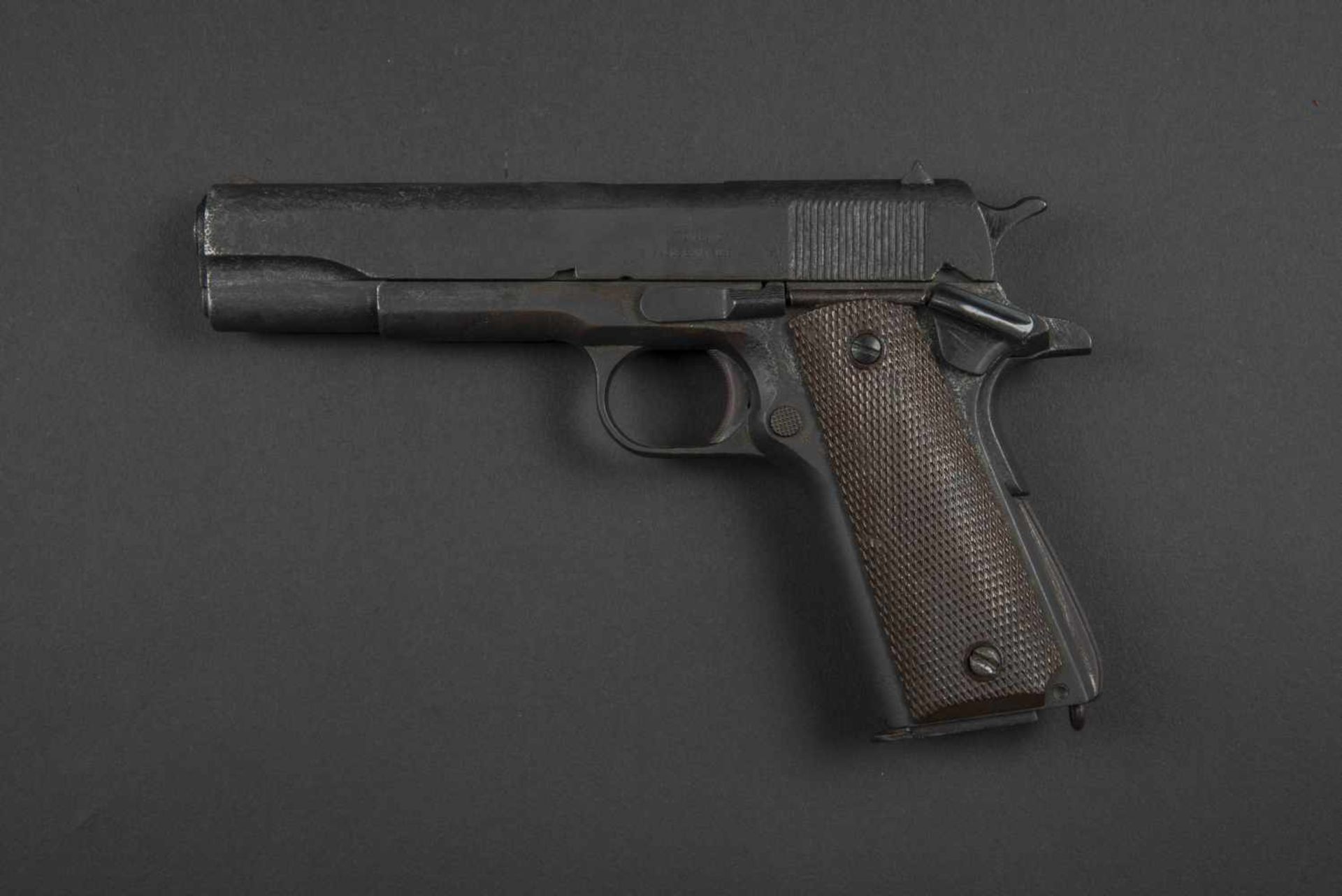 Pistolet Colt 45 neutralisé Catégorie C9 Arme présentant quelques marques d'usures et d'oxydation.
