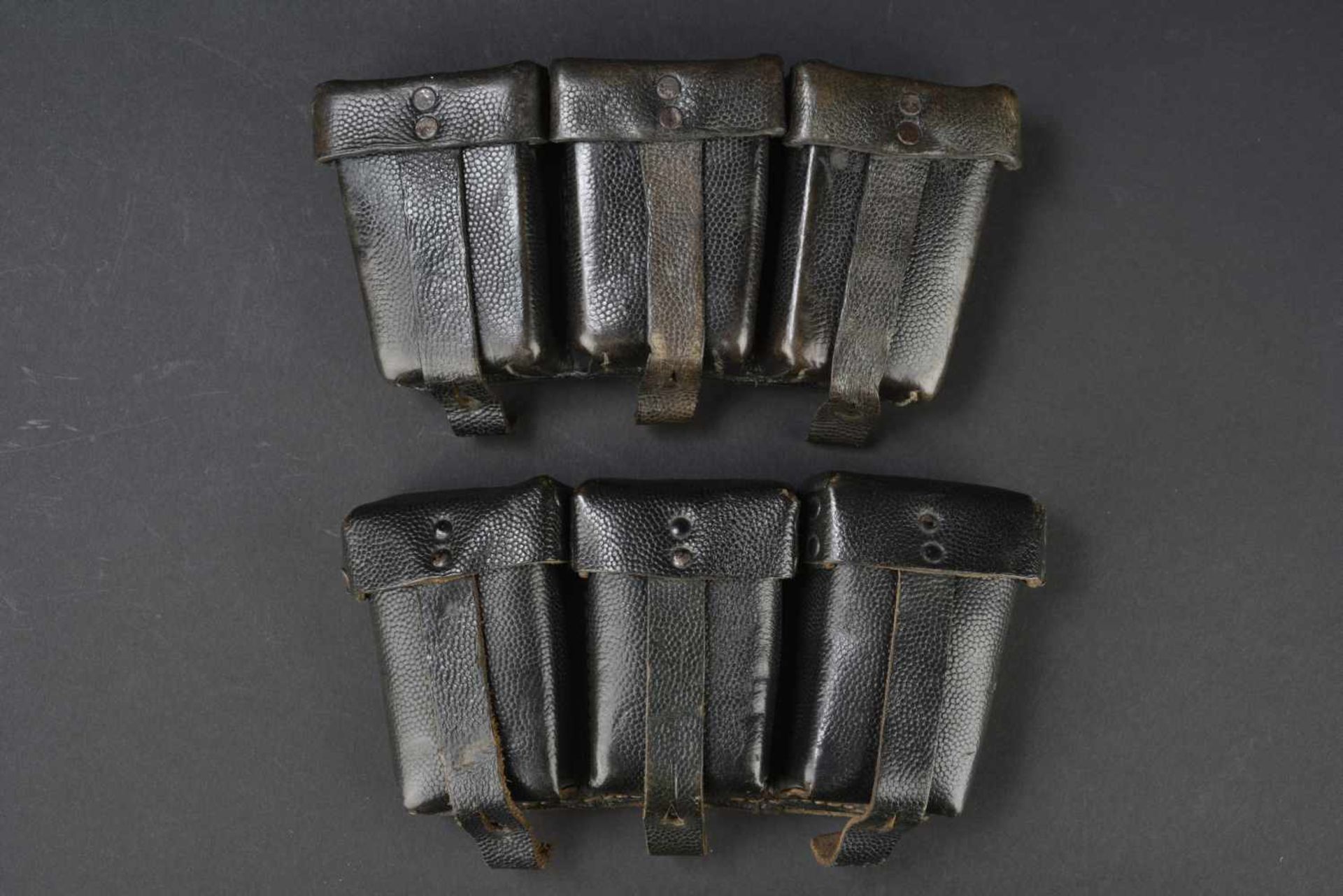 Cartouchières de Mauser 98K En cuir noir grenelé. Attaches métalliques. Complètes. Fabrication 0/