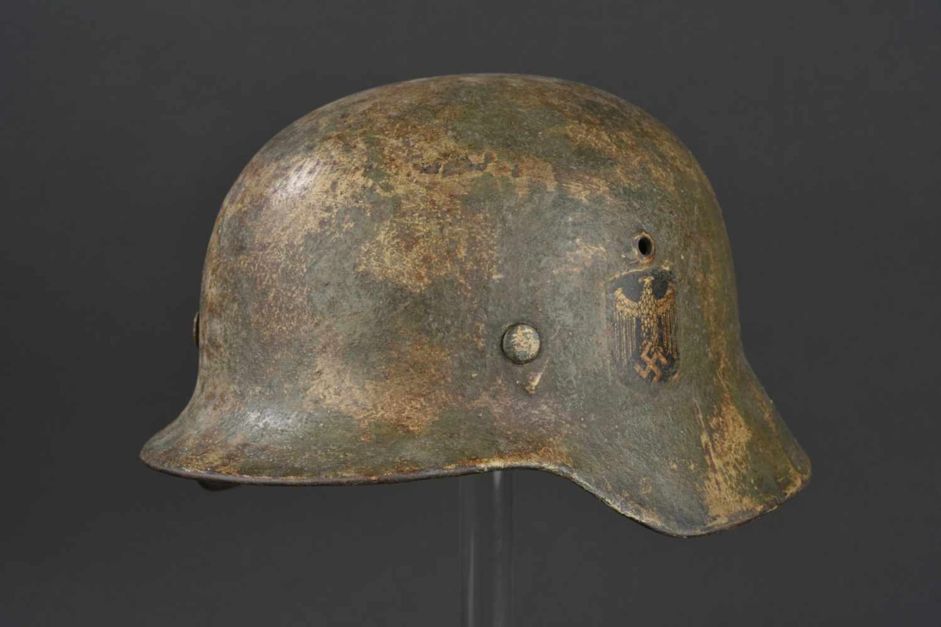 Casque camouflé de la Kriegsmarine Modèle 40, fabricant et numéro de lot illisibles. Peinture