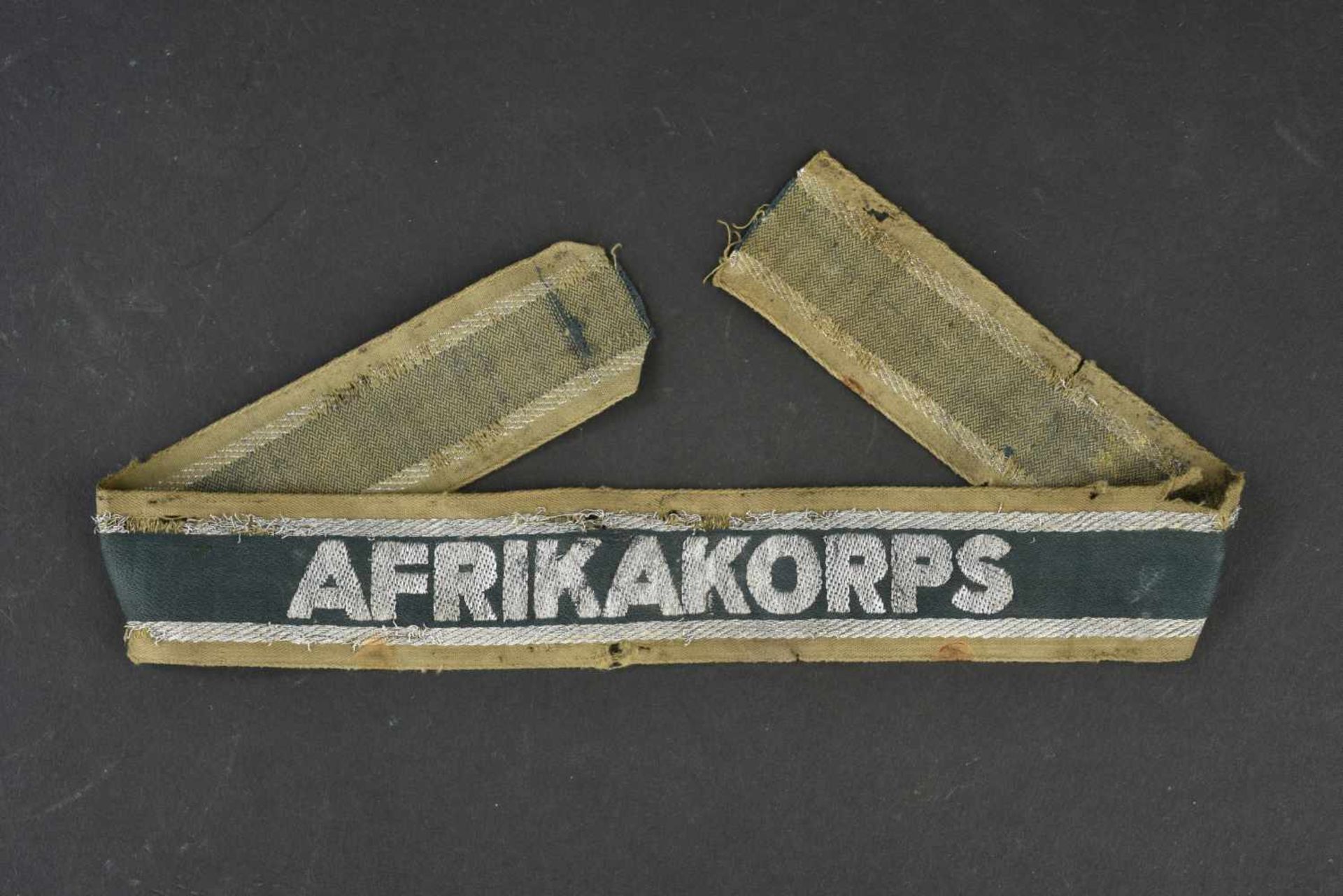 Bande de bras Afrikakorps Marquage Akrikakorps en cannetille argent sur fond vert foncé. Pièce