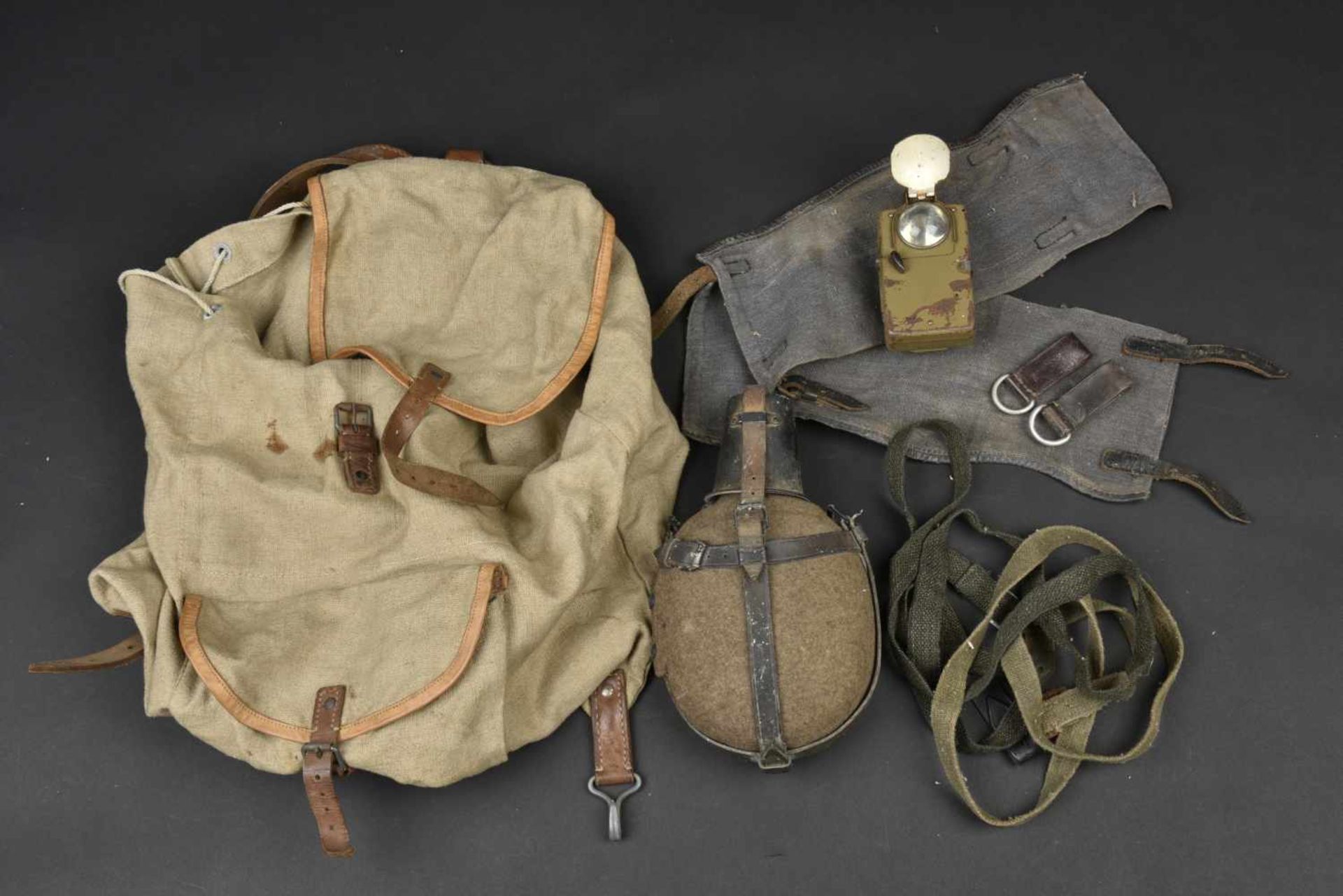 Ensemble d'équipement allemand Comprenant un sac à dos en toile ersatz et cuir fauve, daté 1943 et
