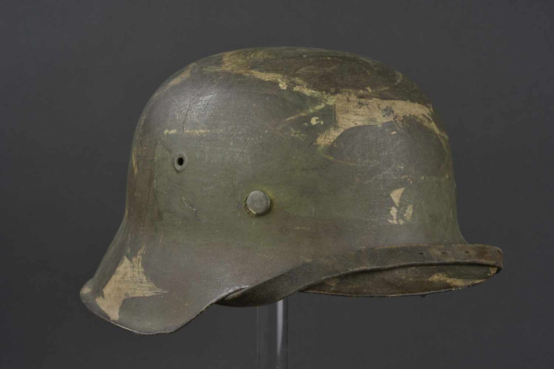 Casque camouflé nominatif de la Heer Modèle 42, fabricant et numéro illisible. Peinture sable d'