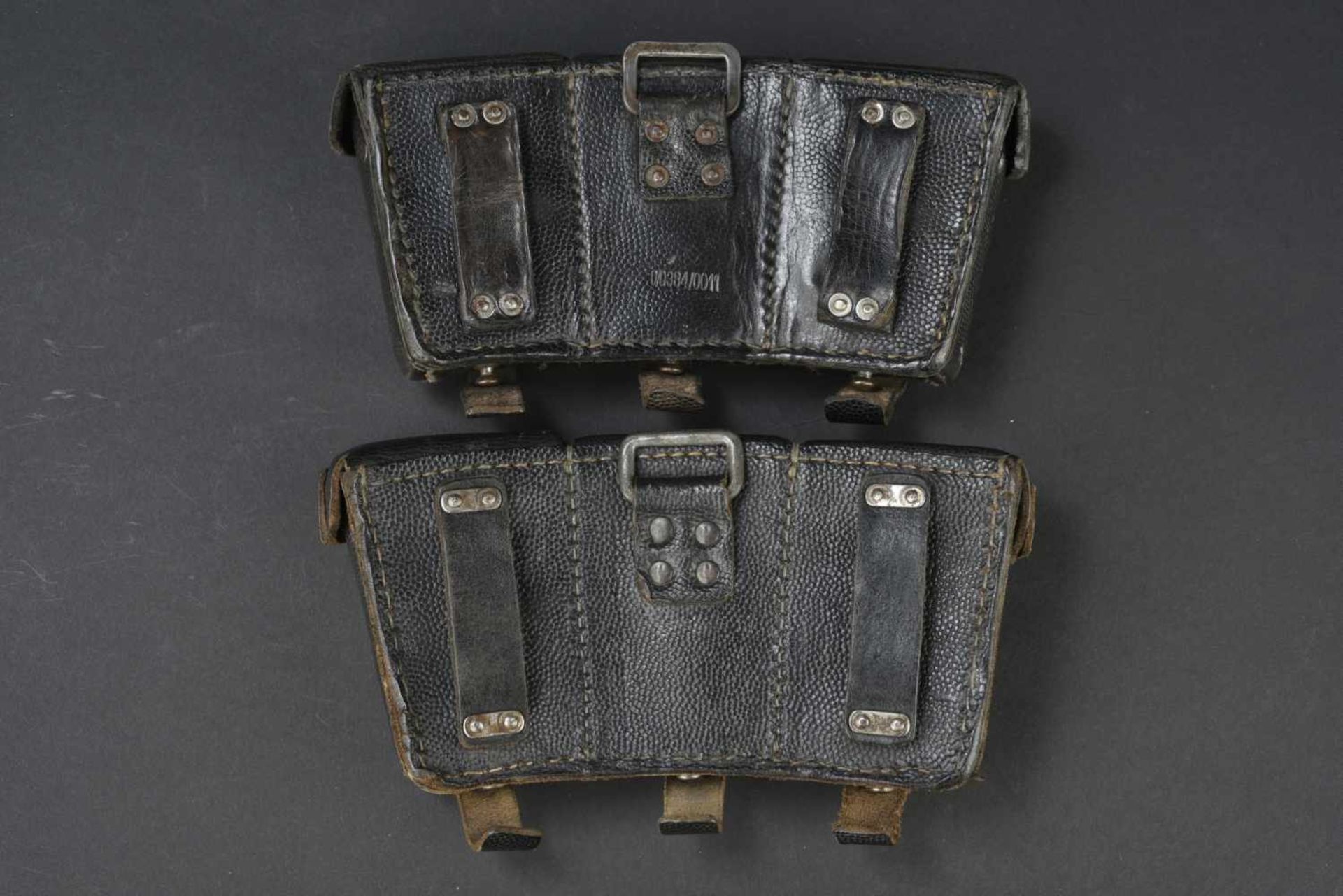 Cartouchières de Mauser 98K En cuir noir grenelé. Attaches métalliques. Complètes. Fabrication 0/ - Bild 4 aus 4