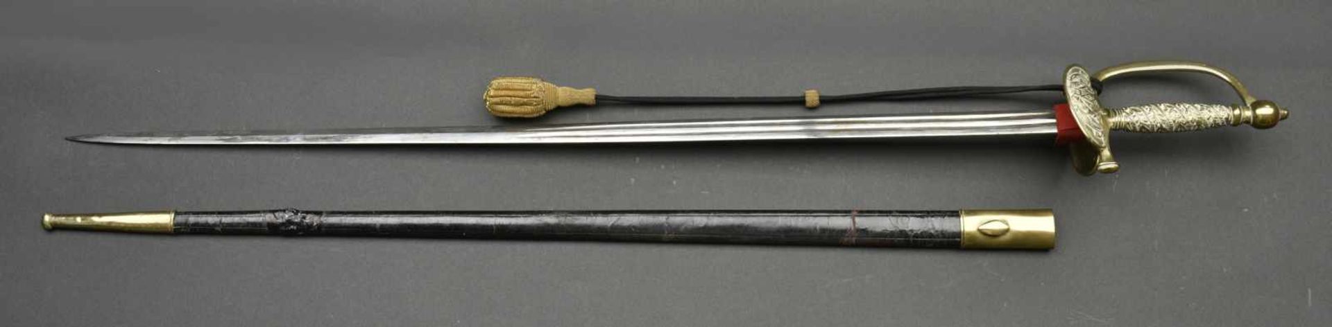 Epée de sergent de ville époque IIIème République Lame à double gorges, fourreau en cuir présent, un