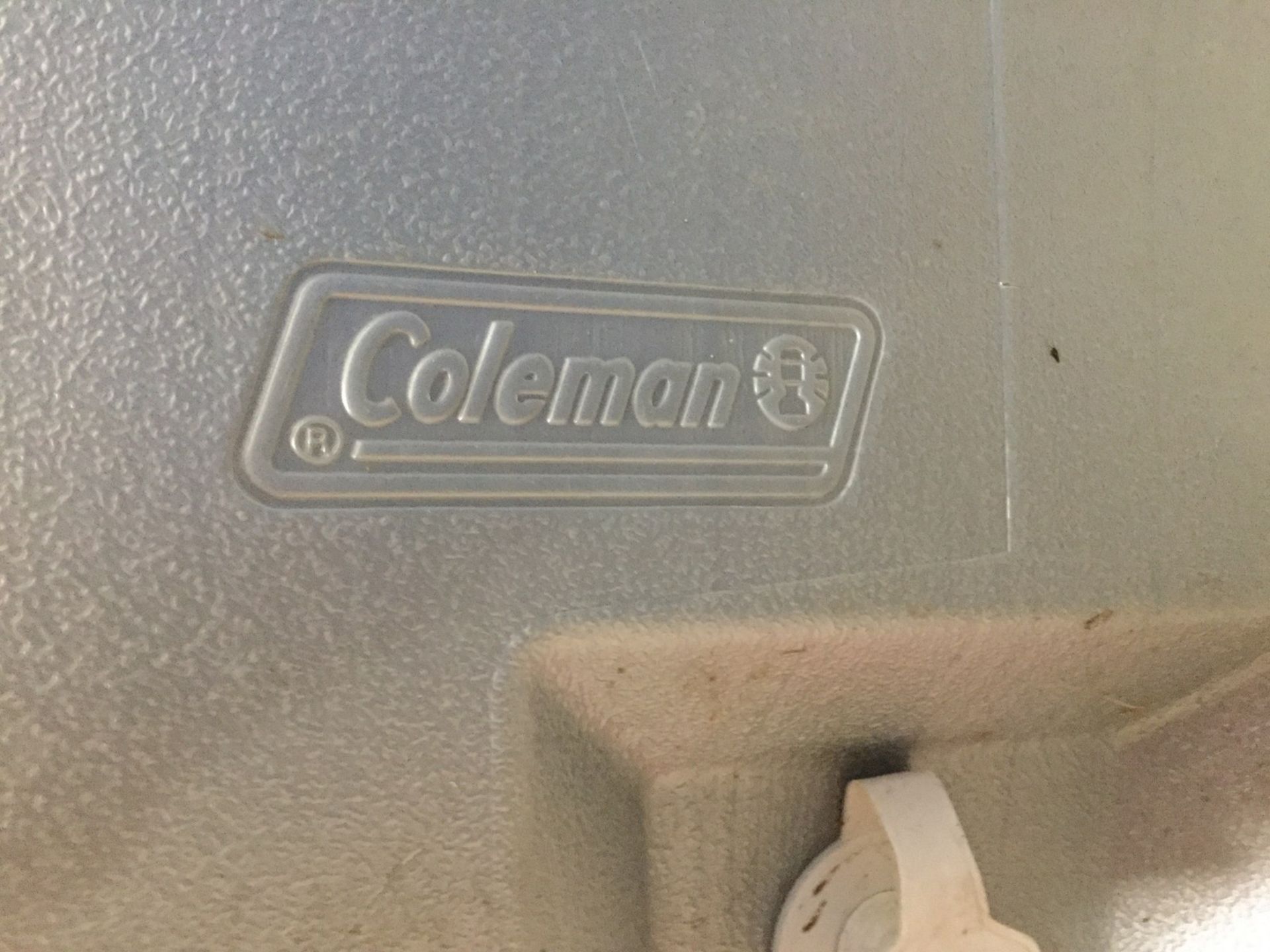 MIXED LOT - 1 X COLEMAN COOLER; 1 X RUBERMAID COOLER - Image 4 of 5