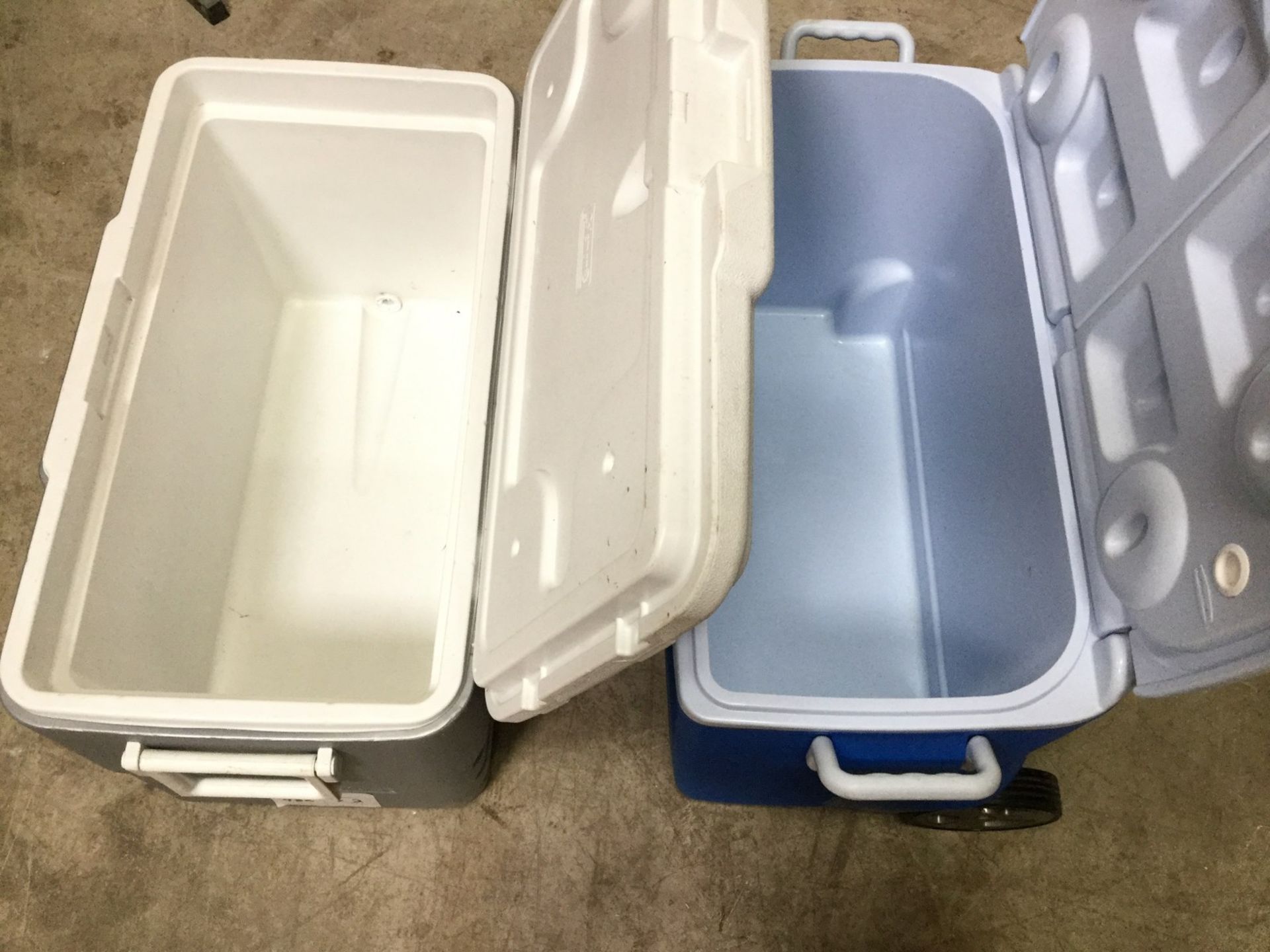 MIXED LOT - 1 X COLEMAN COOLER; 1 X RUBERMAID COOLER - Image 3 of 5
