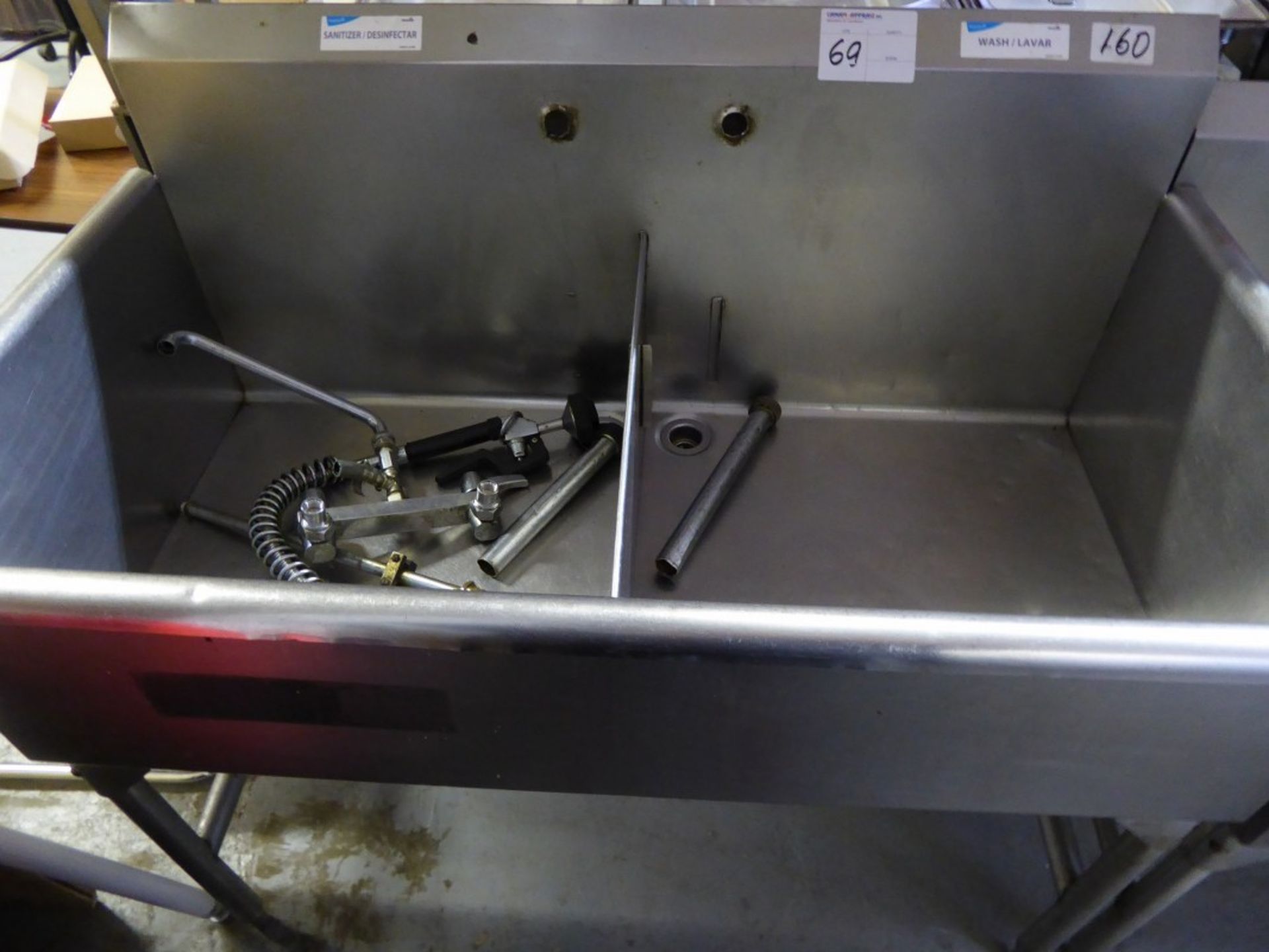 3 WELL STAINLESS STEEL WASH SINK