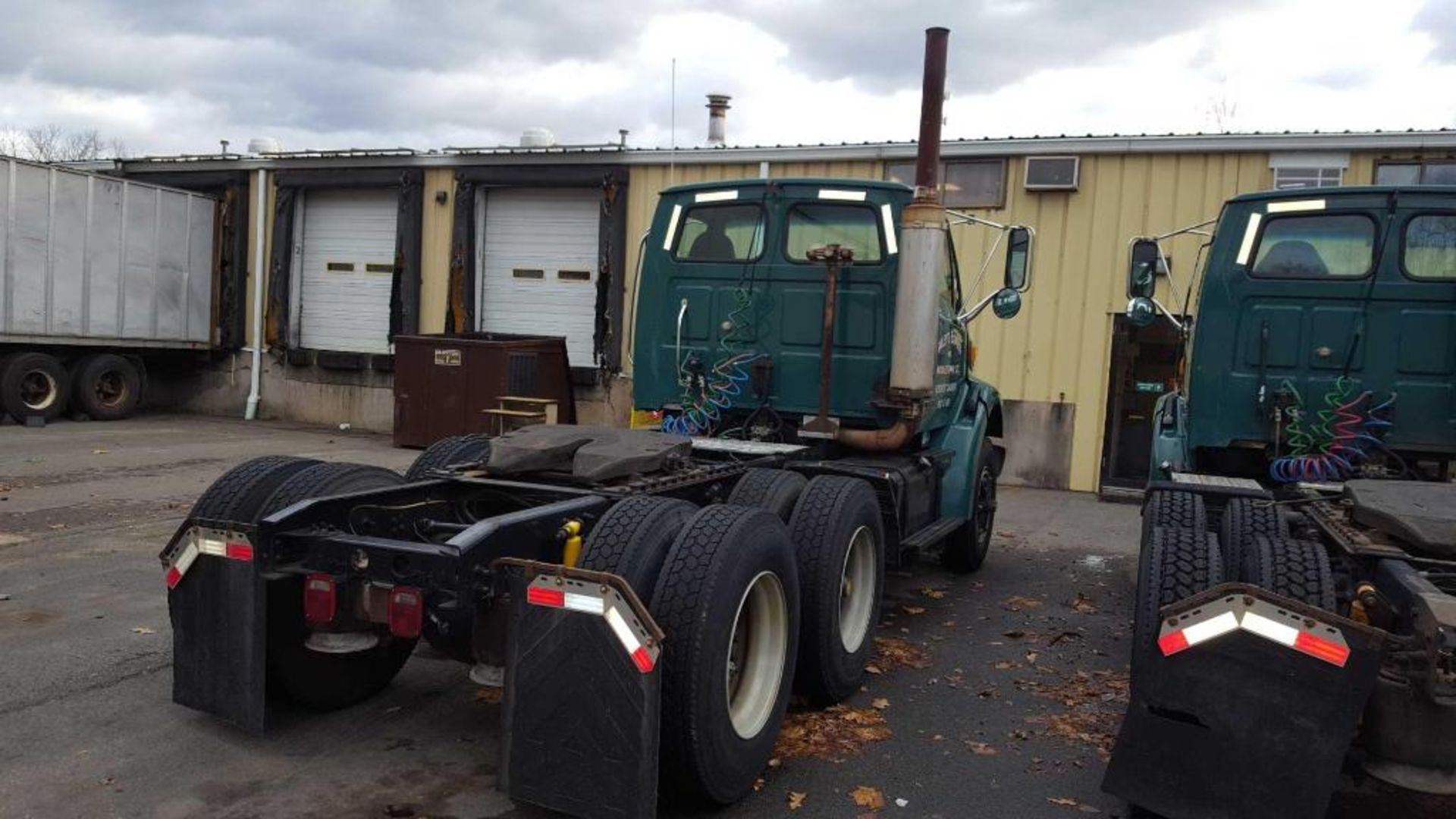 2002 Sterling LT 9501tractor with Cummins N14-435 Diesel motor, Eaton Fuller 10 spd trans, Sterling - Image 4 of 4