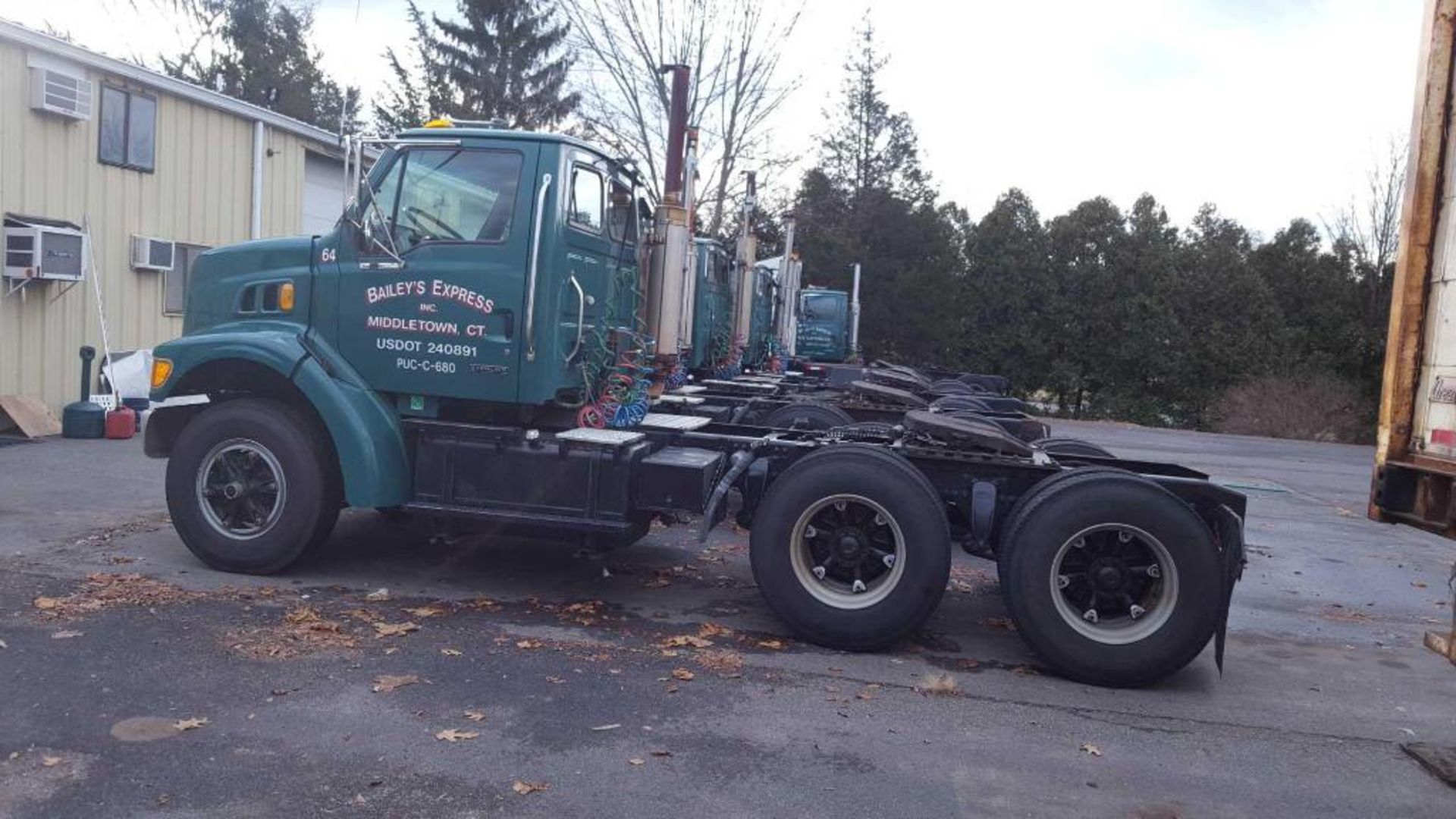 2002 Sterling LT 9501tractor with Cummins N14-435 Diesel motor, Eaton Fuller 10 spd trans, Sterling - Image 3 of 4