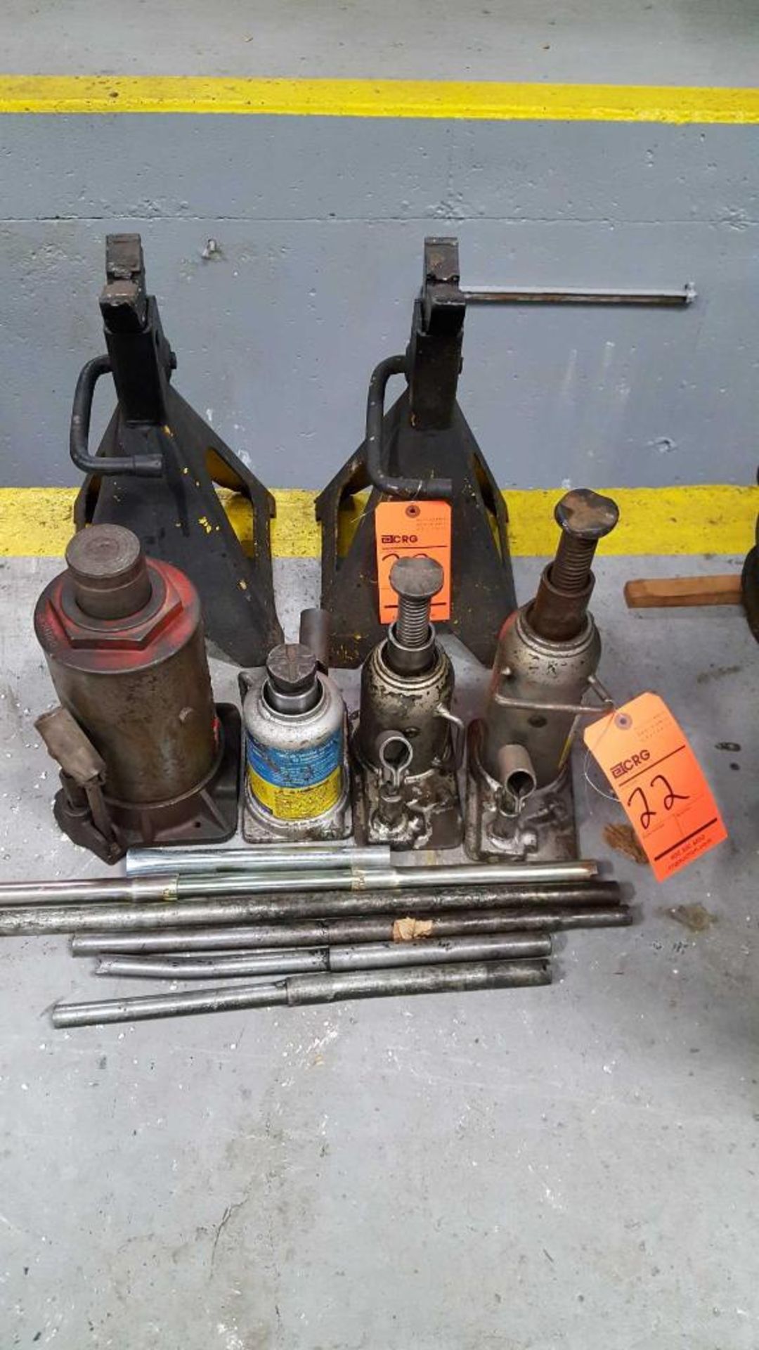 Lot contains (4) assorted hydraulic bottle jacks, and (1) pair of jack stands