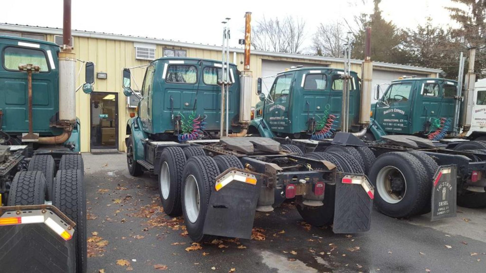 2001 Sterling LT 9501 tractor, with Cummins N14-435 Diesel motor, Eaton Fuller 10 spd trans, Sterlin - Image 3 of 4