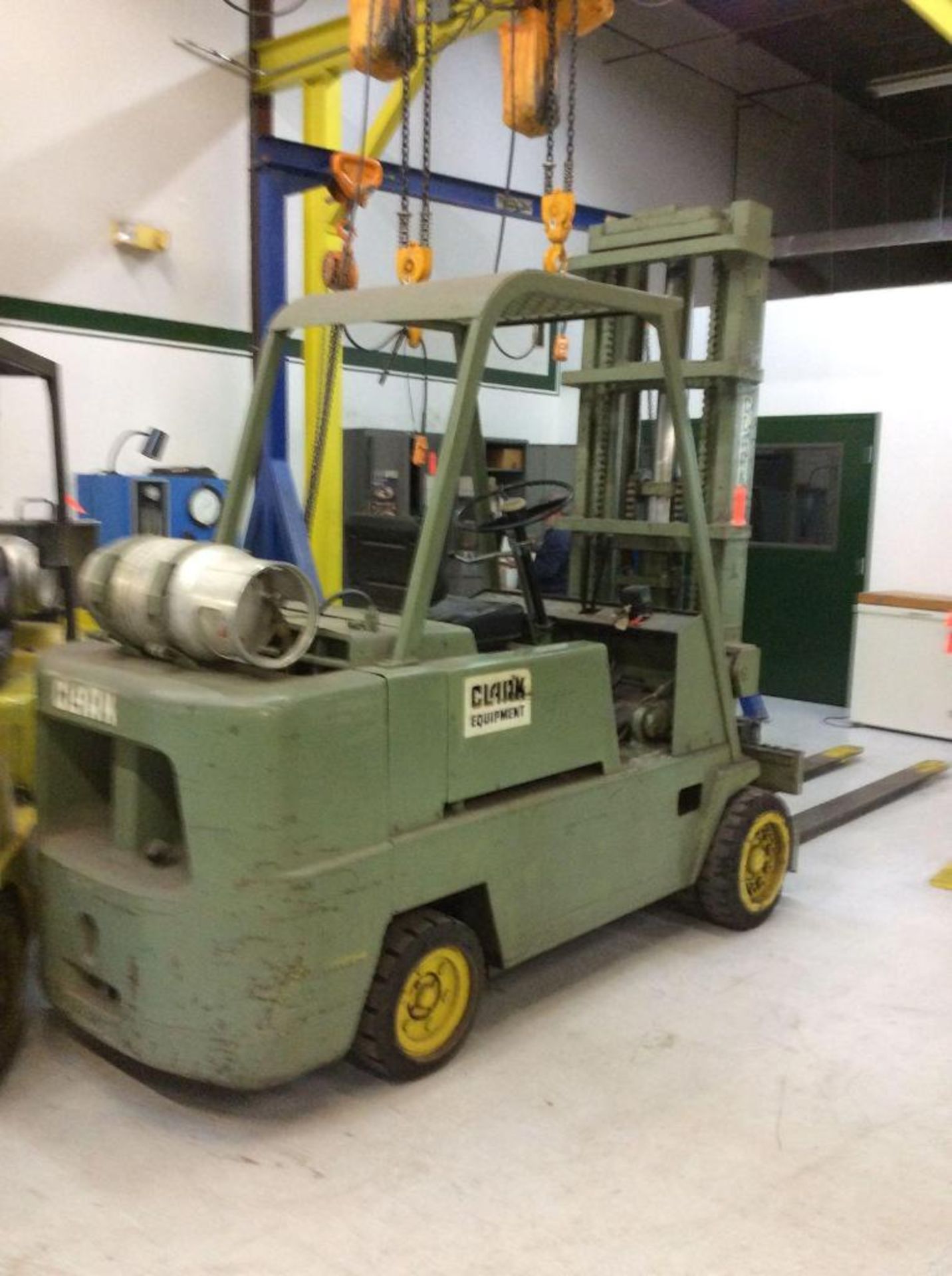 Clark, CHY120, 12,000# capacity forklift, LPG powered, 3 stage mast, 216" ht capacity, fork attachme - Image 3 of 3