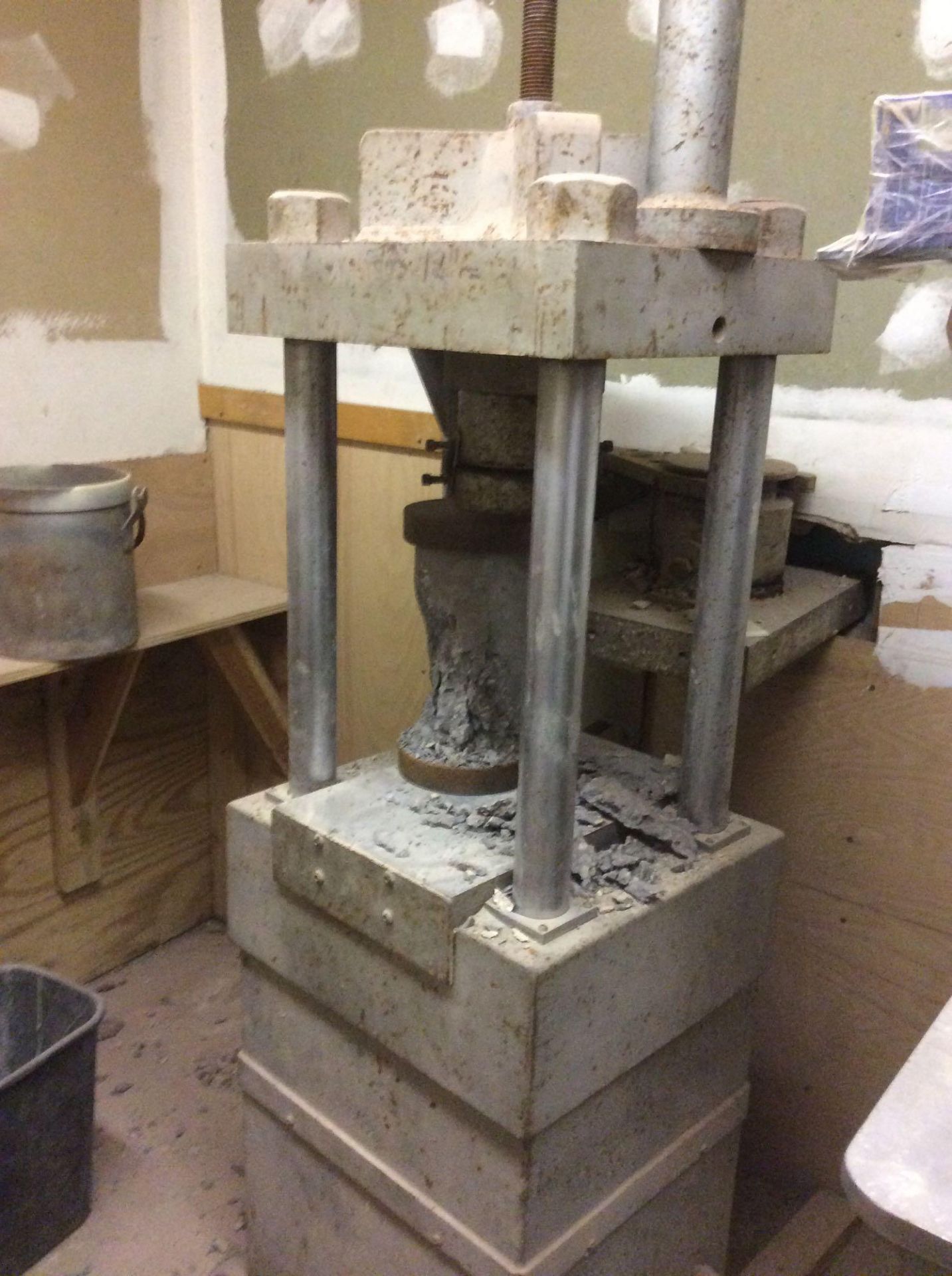 Forney cement testing machine with press, 60,000-LB capacity - Bild 2 aus 2