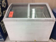 Caravell model 306-995 portable ice cream chest freezer