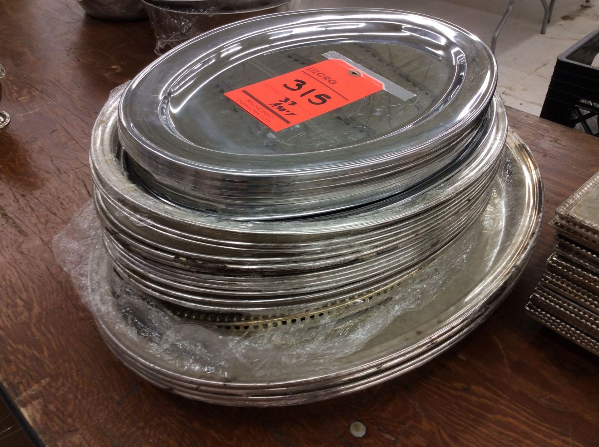 Lot of (33) asst stainless and silver-plated oval serving trays, from 10.5" x 16.5" to 15.5" x 20. - Image 2 of 2
