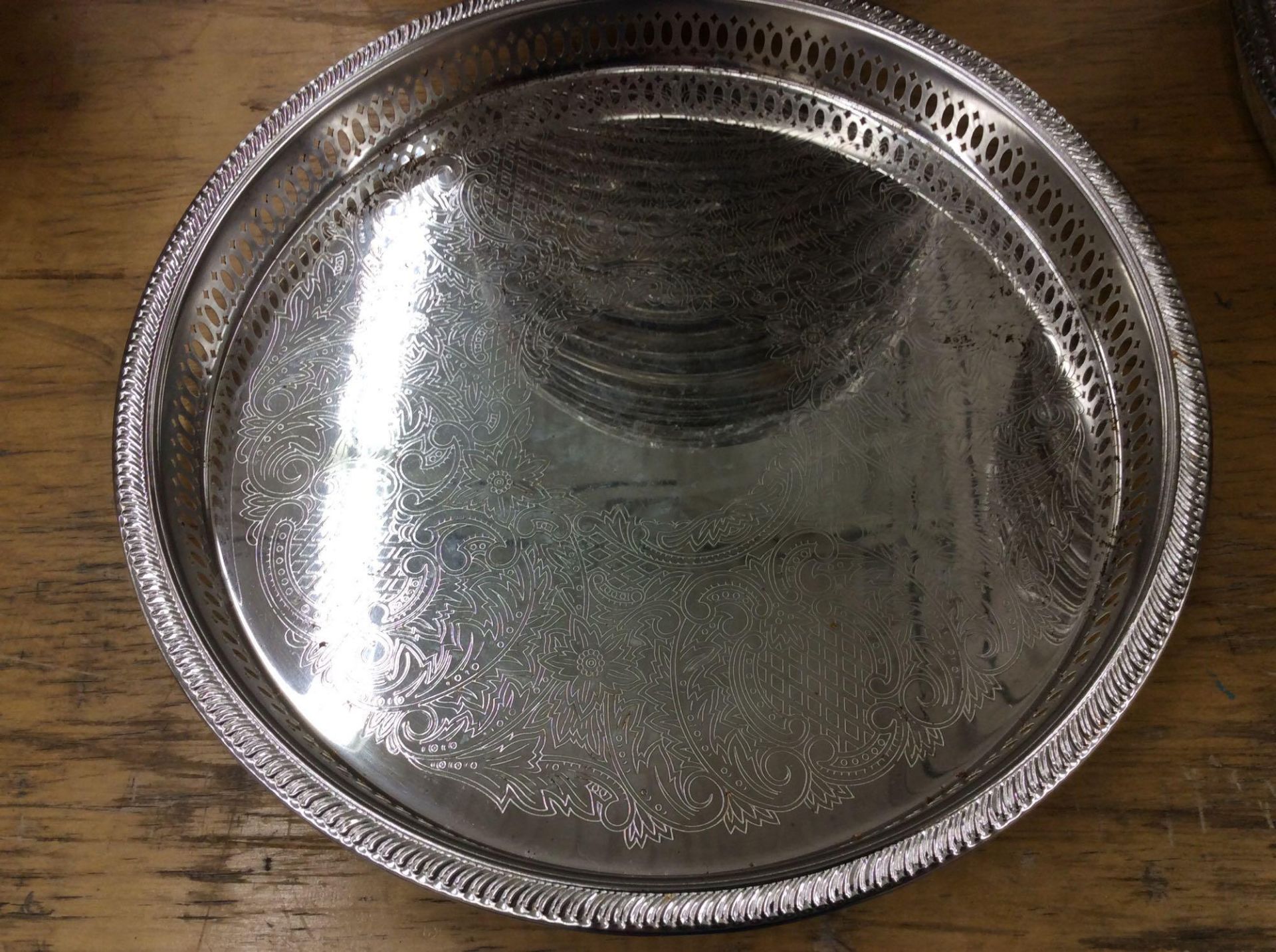 Lot of (32) round silver-plated serving trays, 12.5" diameter - Bild 2 aus 2