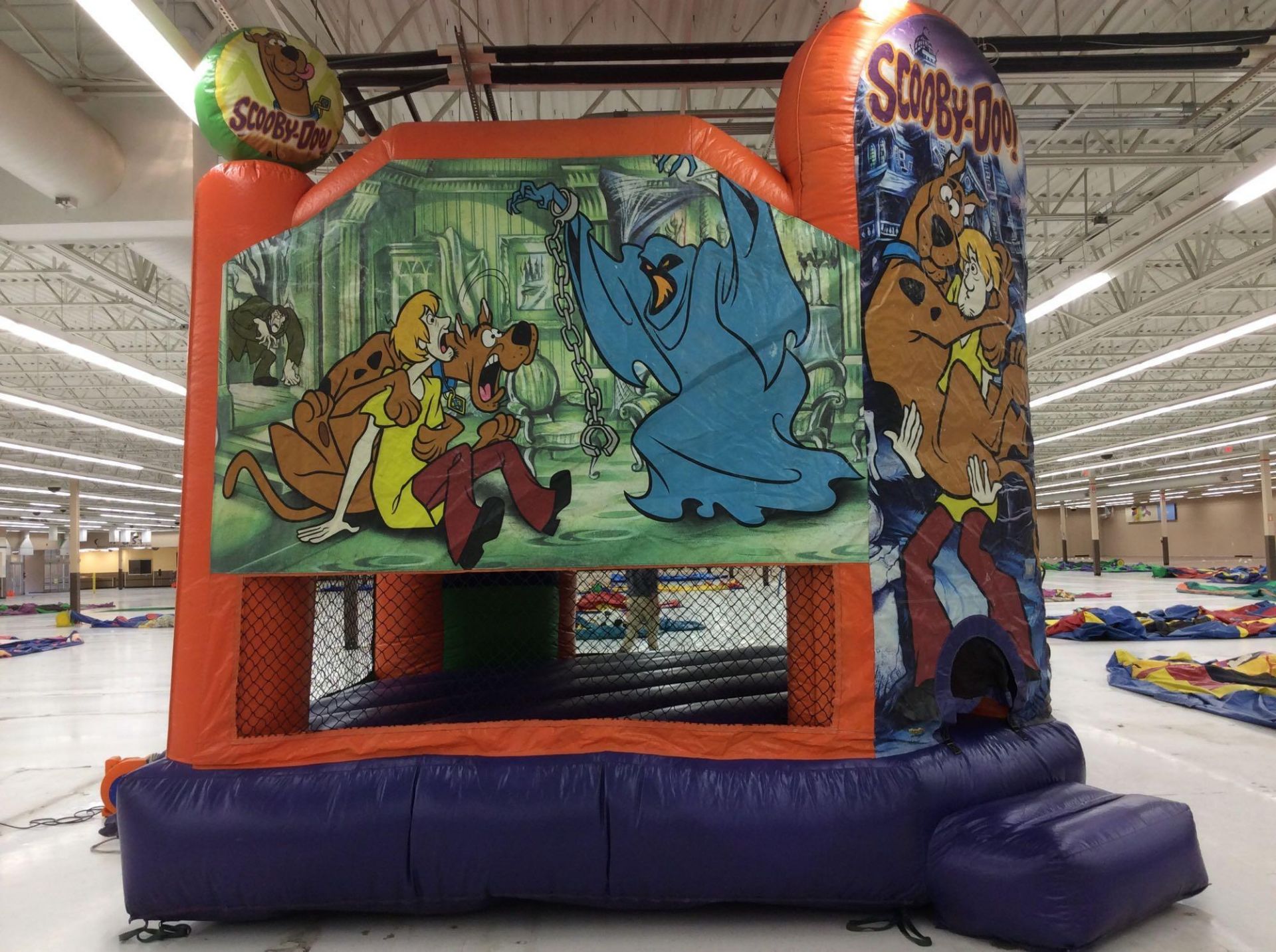 Scooby-Doo inflatable bounce house, approx. 15' x 15', with blower - Image 2 of 3