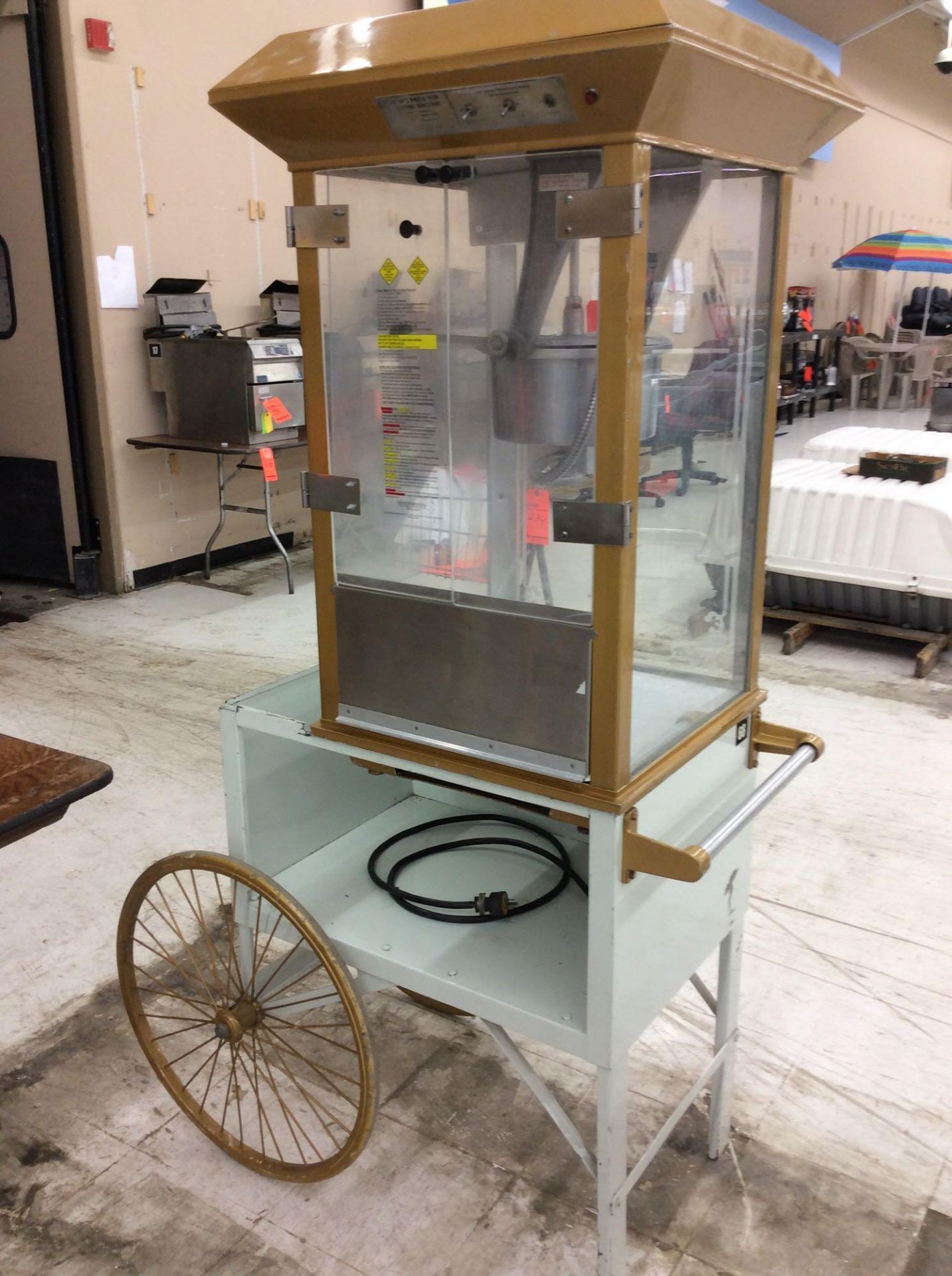 Gold Medal Gay 90’s model 2015 popcorn machine on matching GM cart - Bild 2 aus 2