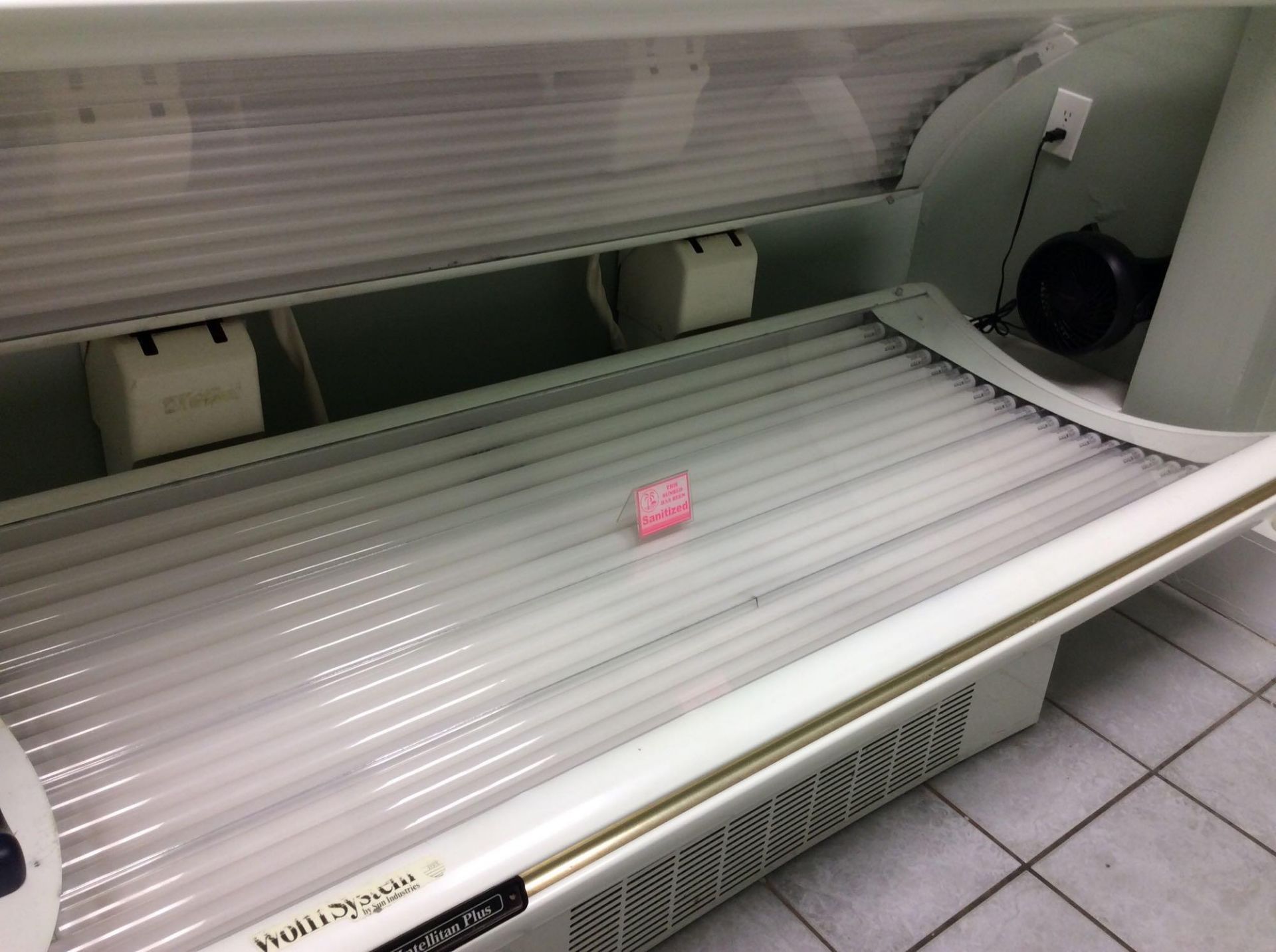 Wolff Intellitan tanning bed, with digital timer (room 16), with (30) 100 watt bulbs - Image 2 of 4