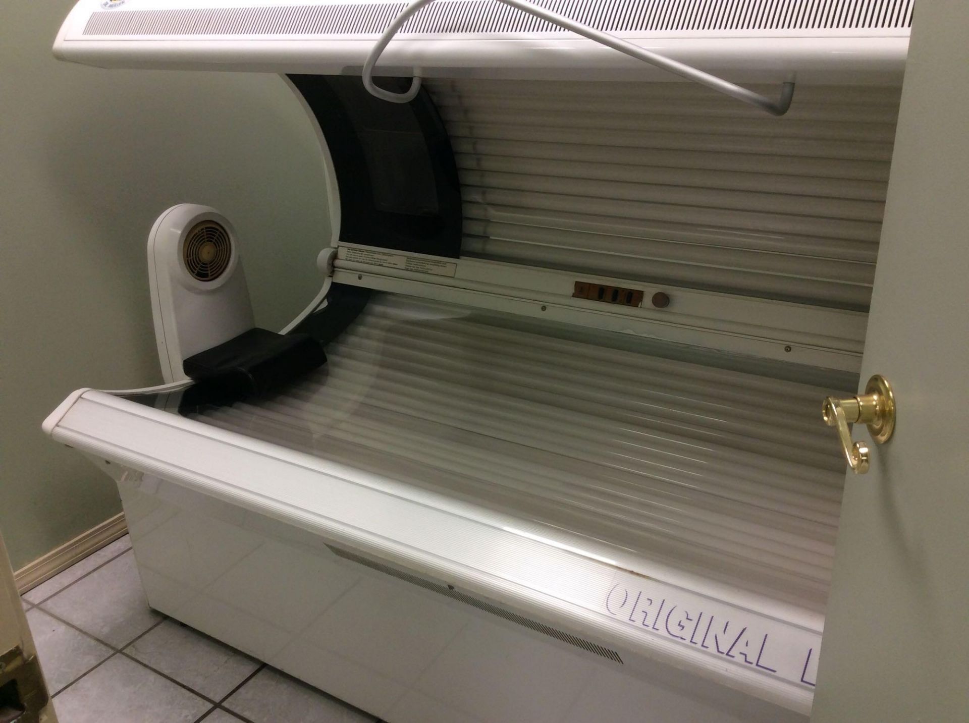 Dr Muller "Orbit" tanning booth, VHP 44/4, 11,000-watt, with digital timer (room 6), with (45) bulbs - Image 2 of 3