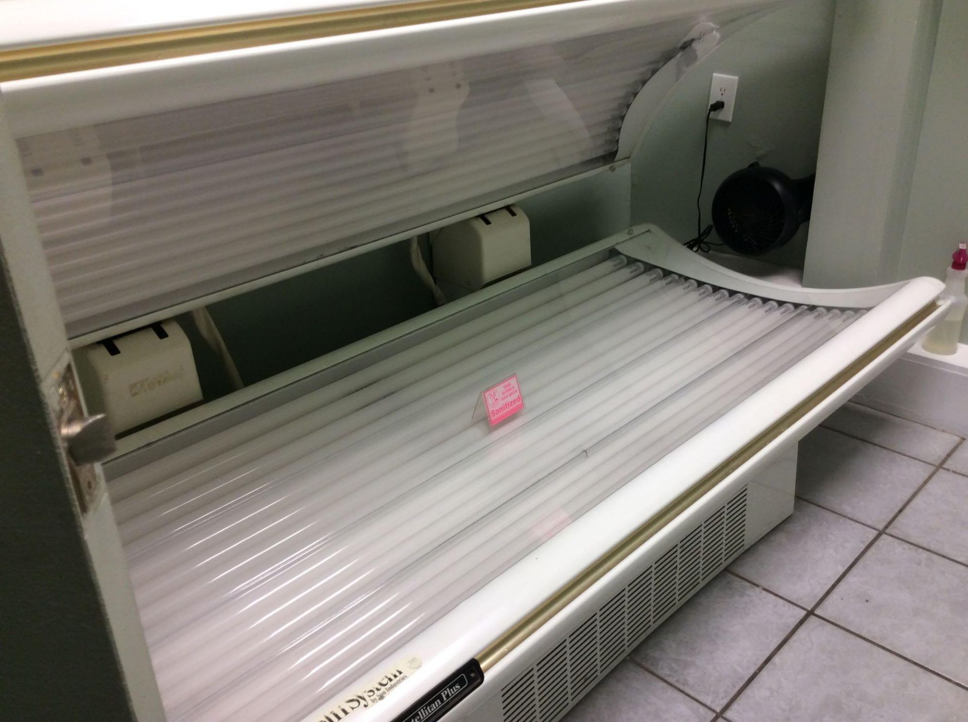 Wolff Intellitan tanning bed, with digital timer (room 16), with (30) 100 watt bulbs - Image 3 of 4