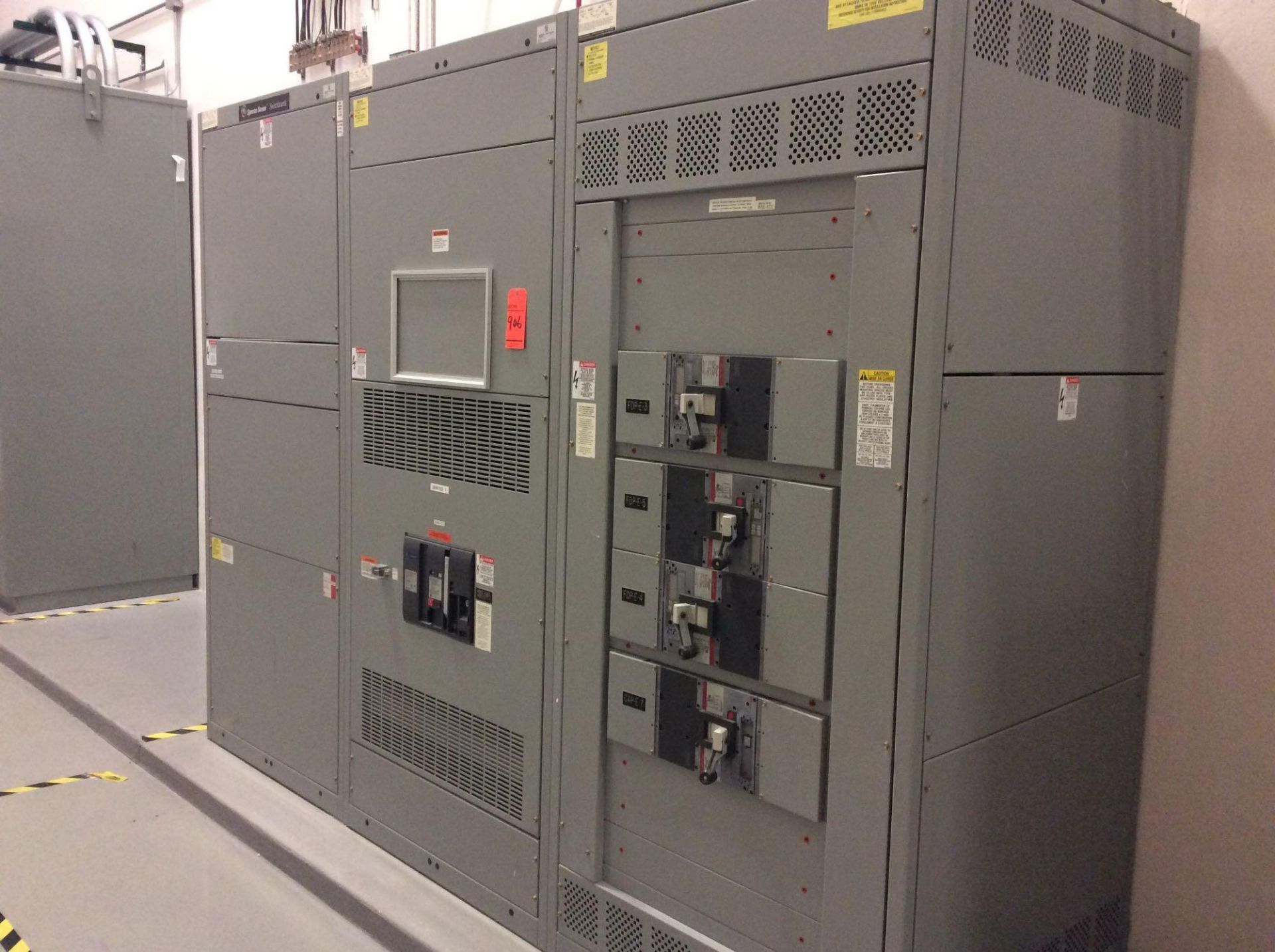 GE Spectra Series switchboard, 3 panel with (1) draw out and (4) breakers (LOCATED IN BATAVIA) - Image 2 of 5