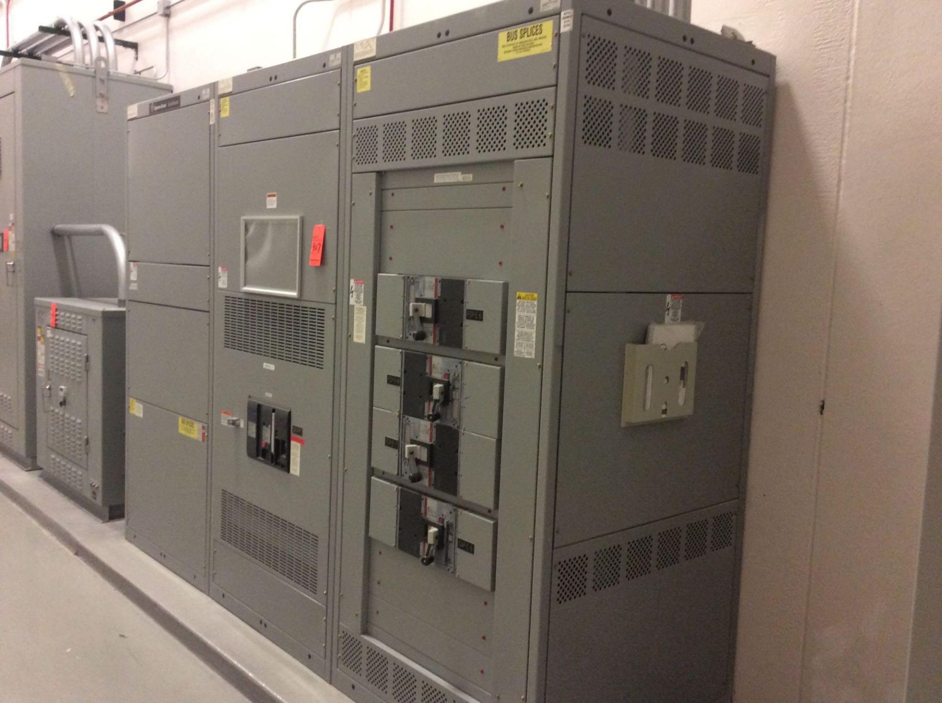 GE Spectra Series switchboard, 3 panel with (1) draw out and (4) breakers (LOCATED IN BATAVIA) - Image 2 of 5