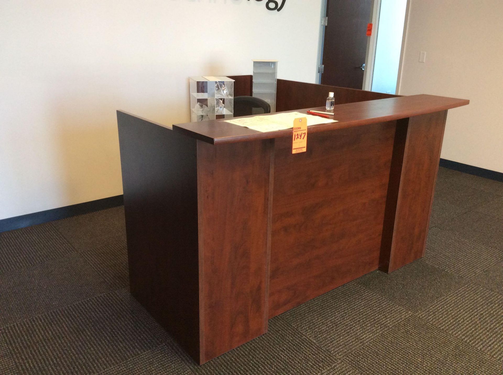 Wood L-shaped receptionist desk with executive chair (LOCATED IN BATAVIA) - Image 2 of 3