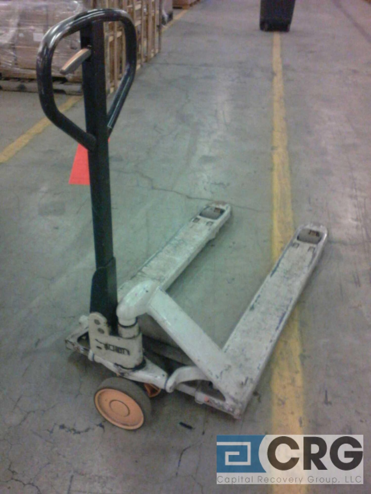 Crown hydraulic pallet jack, 5000-lb capacity - Image 2 of 2
