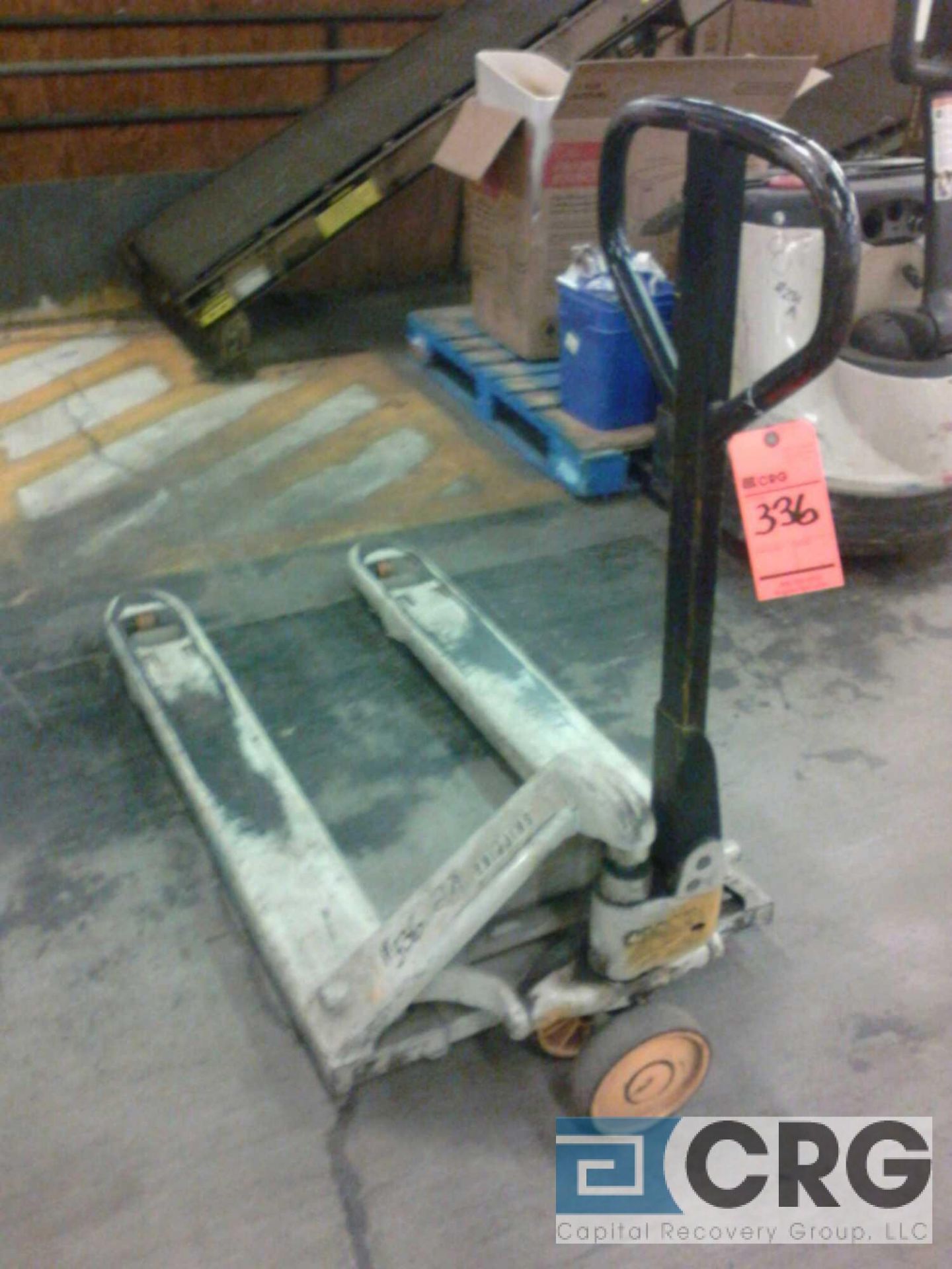 Crown hydraulic pallet jack, 5000-lb capacity - Image 2 of 2