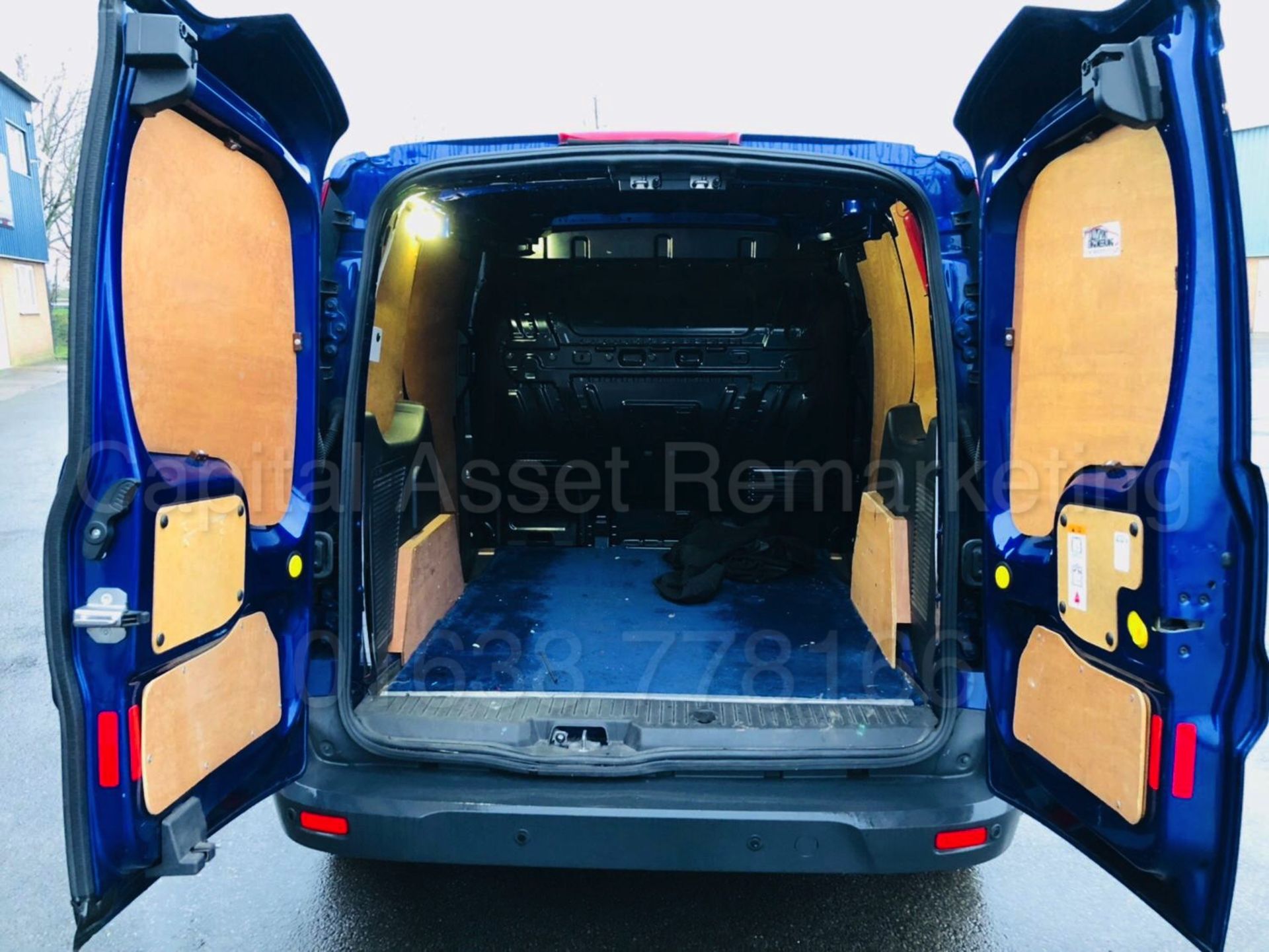 FORD TRANSIT CONNECT 'LIMITED' (2015 - FACELIFT MODEL) '1.6 TDCI - 115 PS - 6 SPEED' *A/C* (1 OWNER) - Image 16 of 28