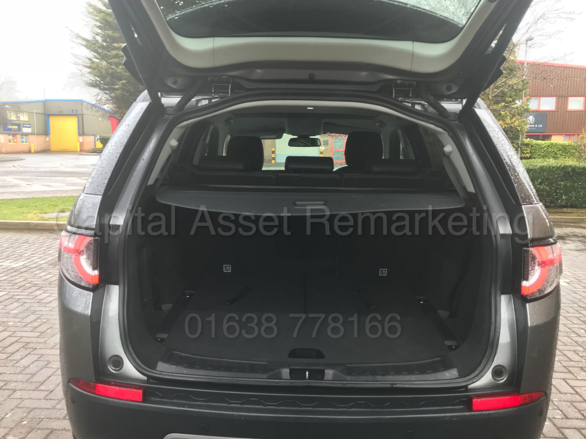 LAND ROVER DISCOVERY SPORT 'HSE - BLACK' (2017 MODEL) '2.0 TD4 - AUTO - 7 SEATER' *MASSIVE SPEC* - Image 29 of 53