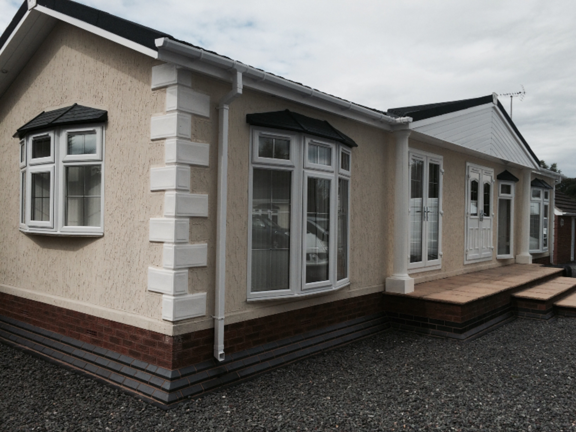 WILTSHIRE MOBILE PARK HOME 48FT X 14FT - 3 BEDROOM LUXURY CHALET - MASSIVE SPEC - 1 OWNER FROM NEW!! - Image 2 of 15