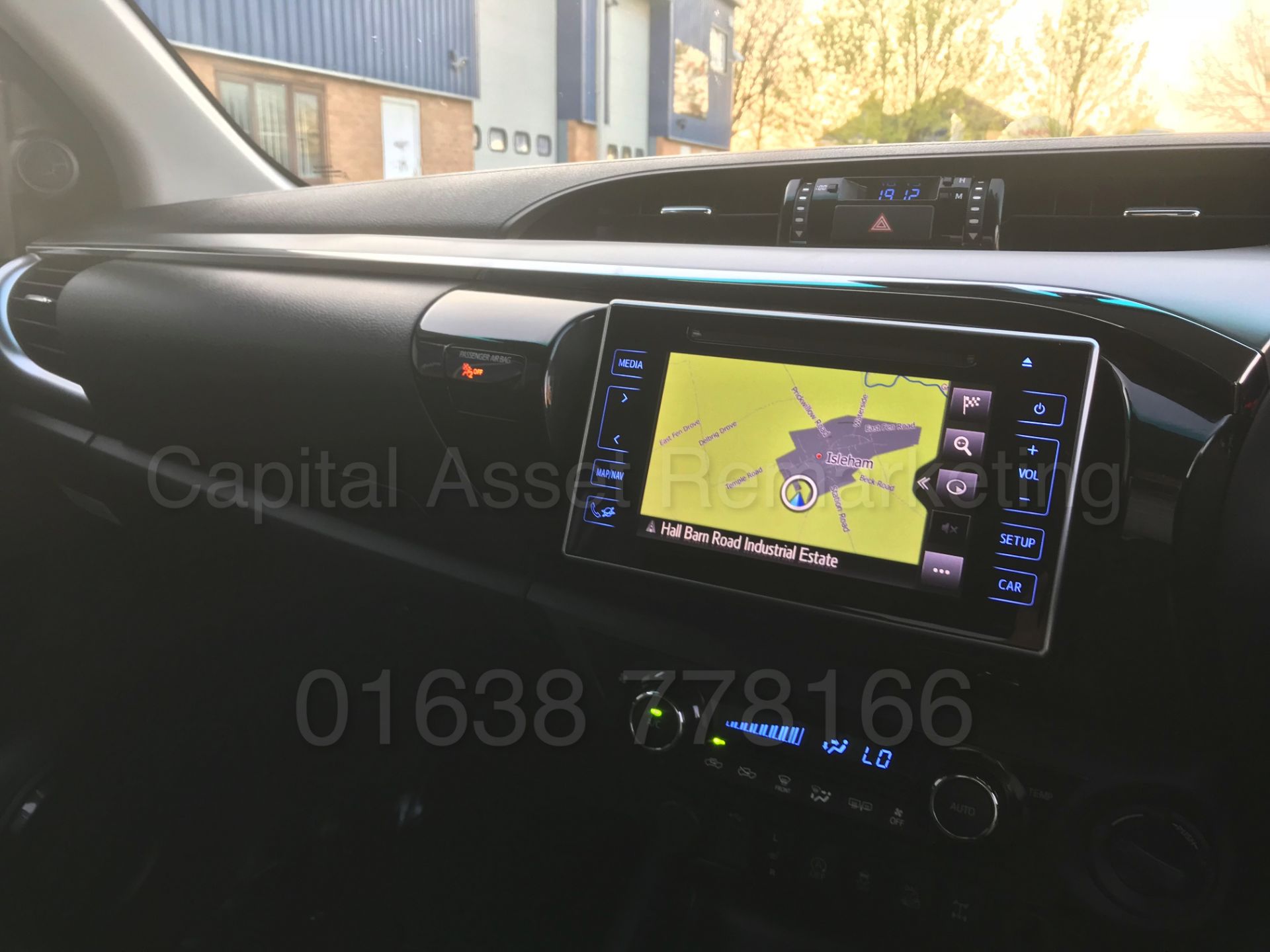 TOYOTA HILUX 'INVINCIBLE X' (2018) D/CAB PICK-UP 'D-4D - AUTO - LEATHER - SAT NAV' *STOP/START* - Image 70 of 82