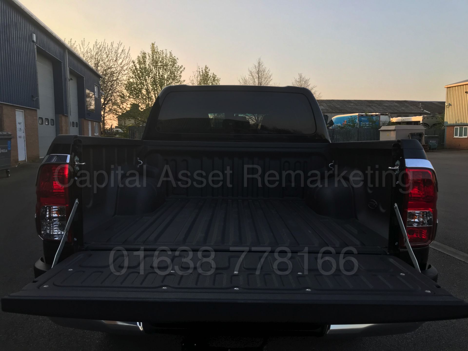 TOYOTA HILUX 'INVINCIBLE X' (2018) D/CAB PICK-UP 'D-4D - AUTO - LEATHER - SAT NAV' *STOP/START* - Image 48 of 82