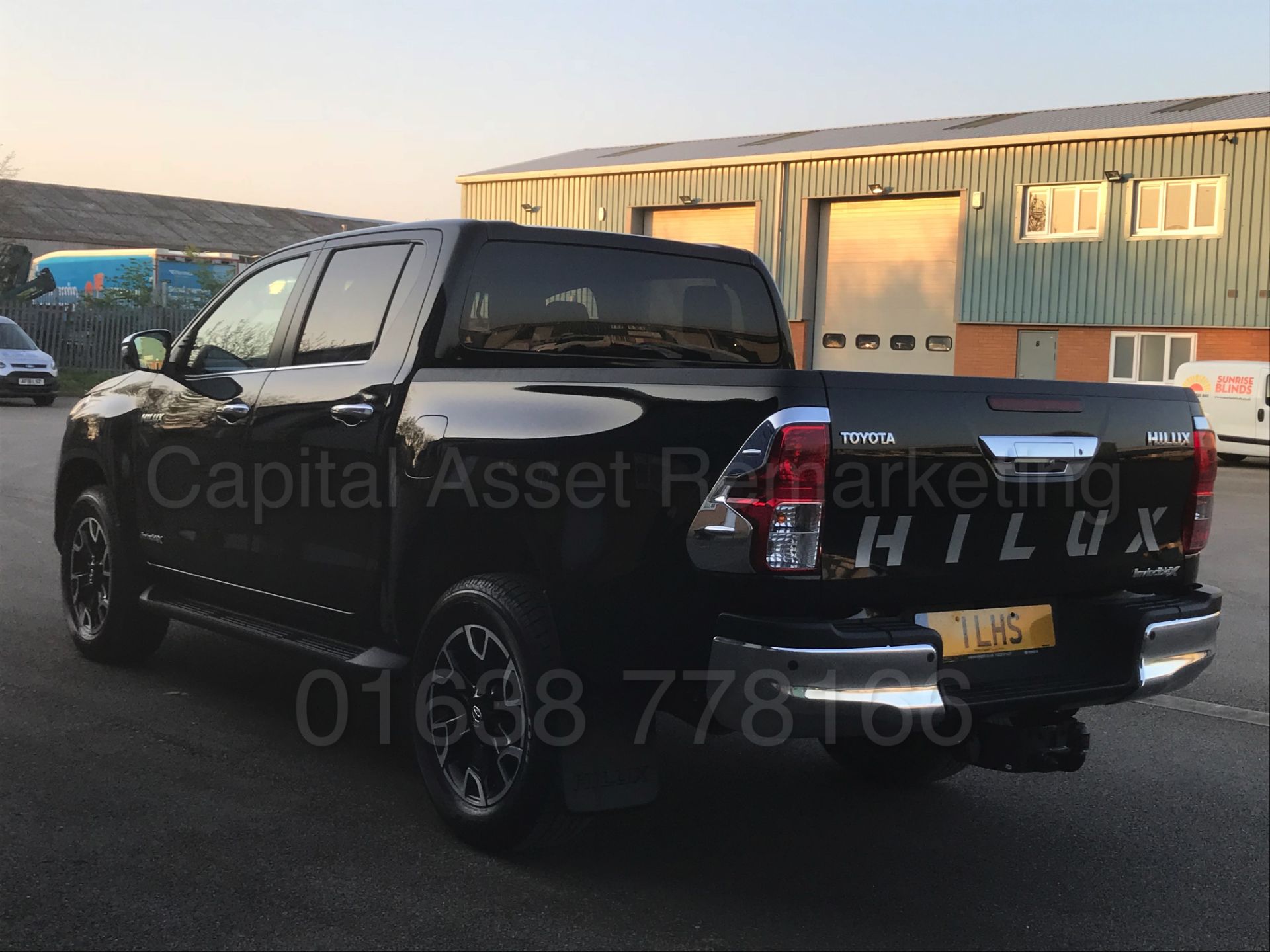 TOYOTA HILUX 'INVINCIBLE X' (2018) D/CAB PICK-UP 'D-4D - AUTO - LEATHER - SAT NAV' *STOP/START* - Image 12 of 82