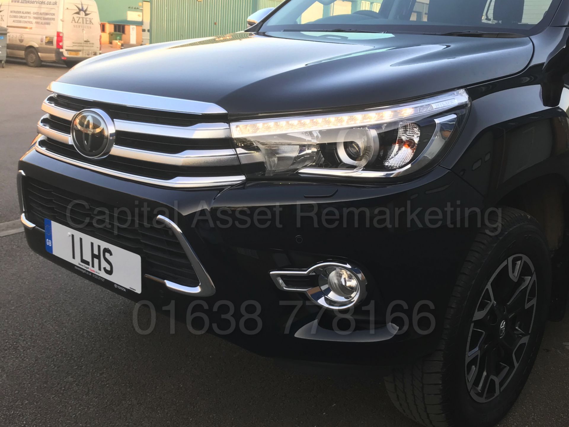 TOYOTA HILUX 'INVINCIBLE X' (2018) D/CAB PICK-UP 'D-4D - AUTO - LEATHER - SAT NAV' *STOP/START* - Image 26 of 82