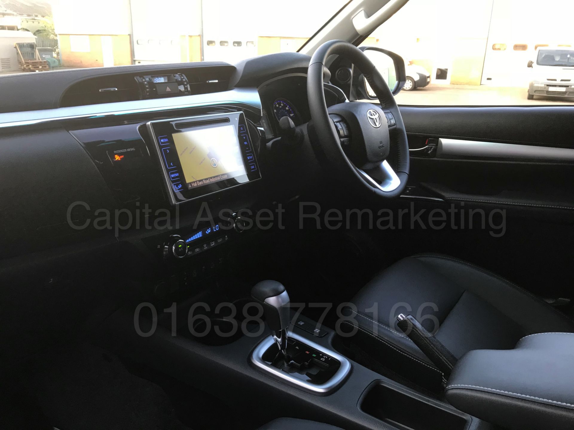 TOYOTA HILUX 'INVINCIBLE X' (2018) D/CAB PICK-UP 'D-4D - AUTO - LEATHER - SAT NAV' *STOP/START* - Image 32 of 82